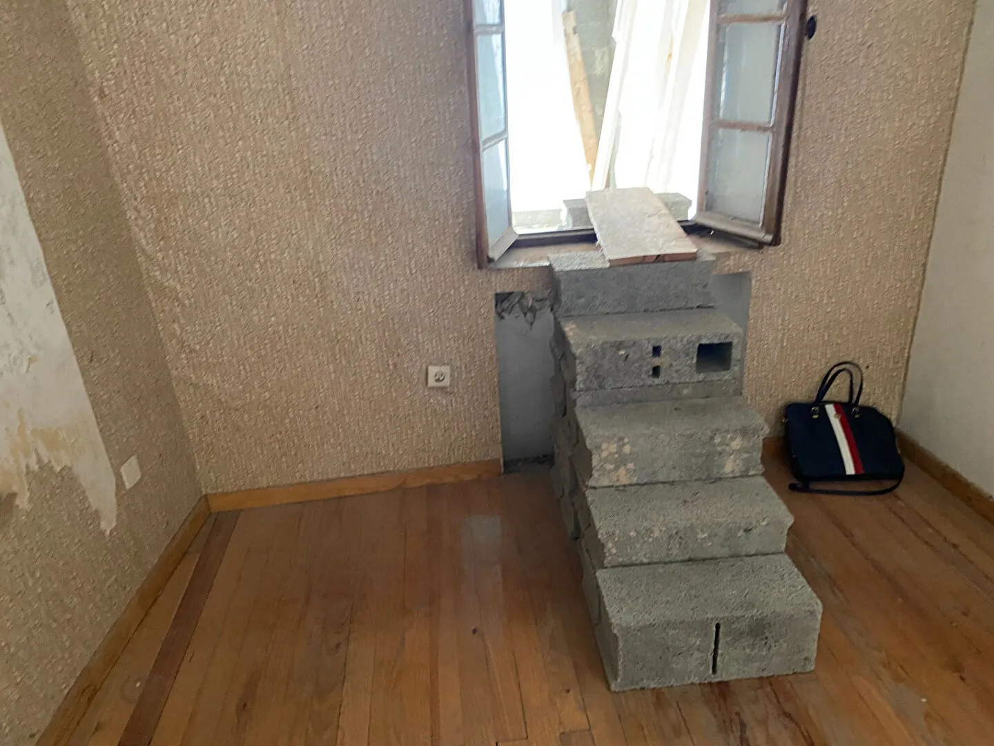 Maison de village en pierres à Aspremont avec potentiel de rénovation 