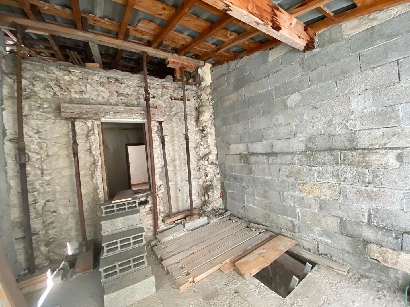 Maison de village en pierres à Aspremont avec potentiel de rénovation 