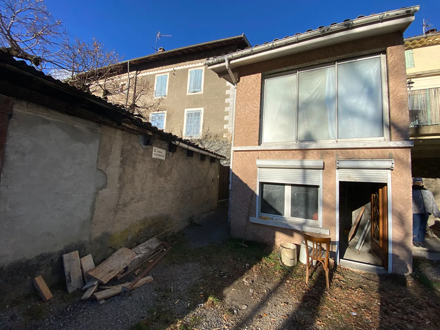 Maison de village en pierres à Aspremont avec potentiel de rénovation 