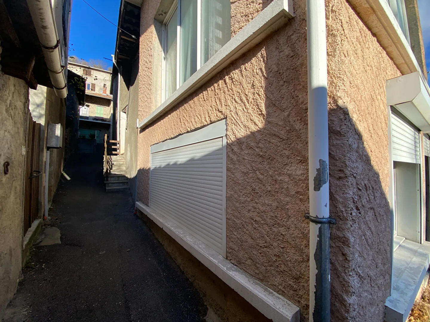 Maison de village en pierres à Aspremont avec potentiel de rénovation 