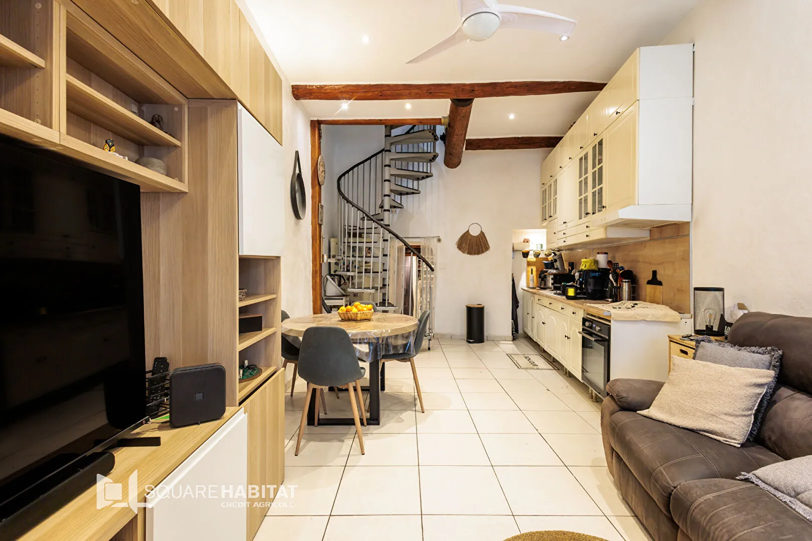 Maison de village rénovée à Senas – 73 m², 2 chambres, charme et confort 