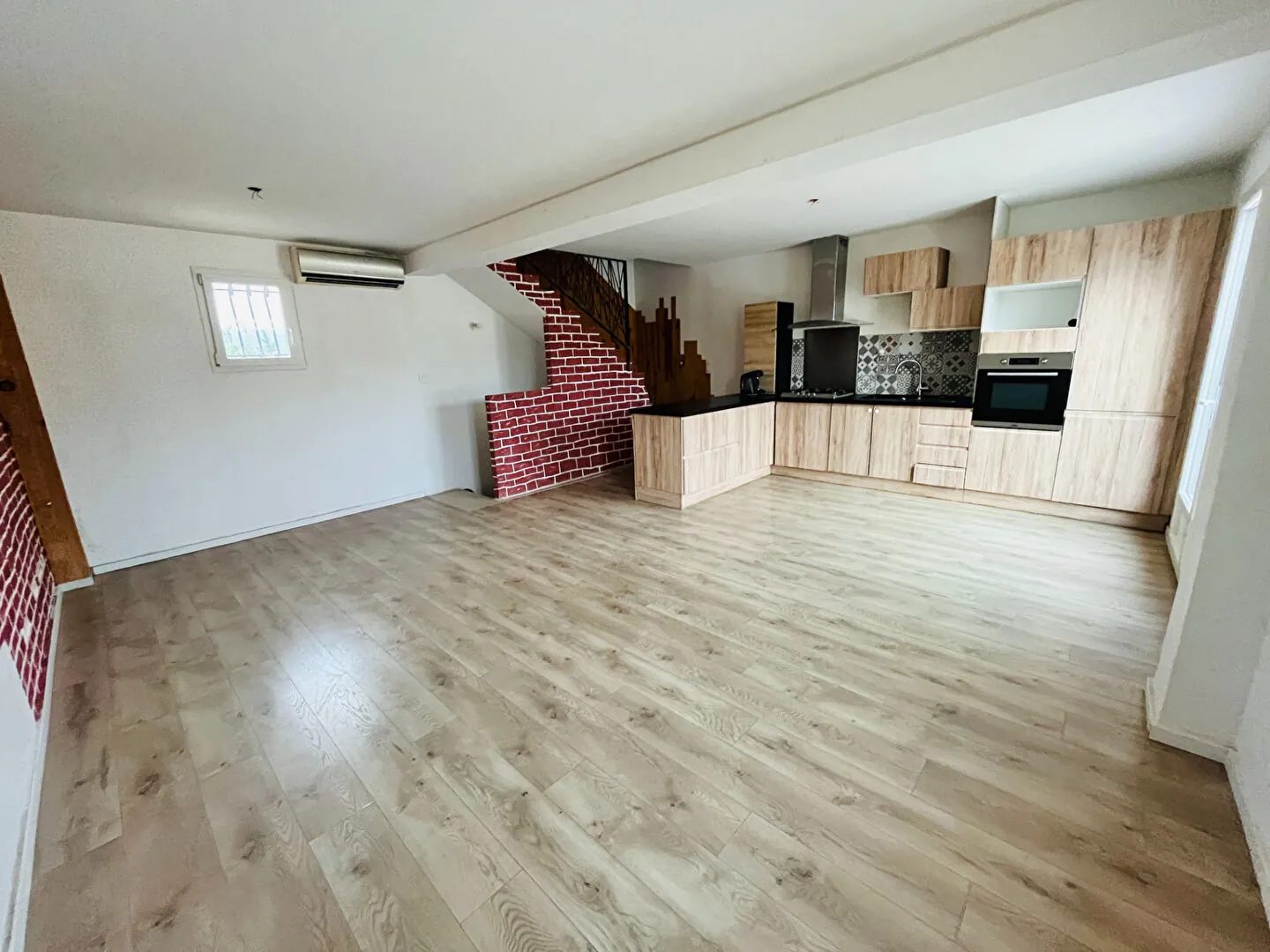 Belle villa récente avec piscine, jardin et 3 chambres à Charleval 