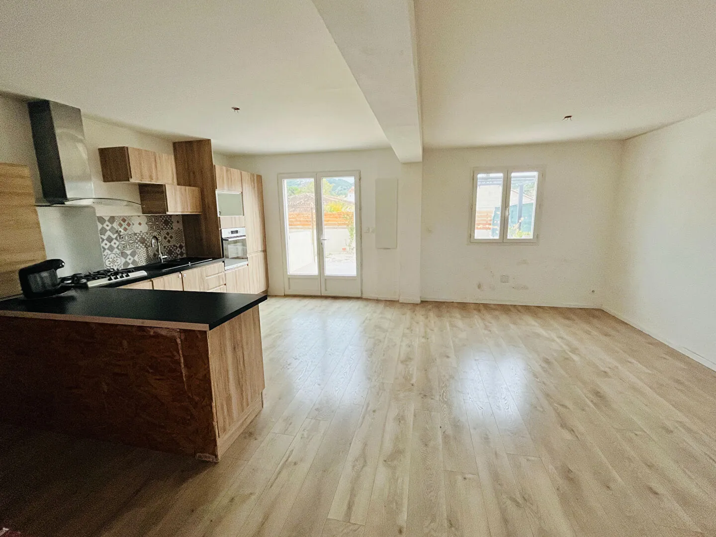 Belle villa récente avec piscine, jardin et 3 chambres à Charleval 