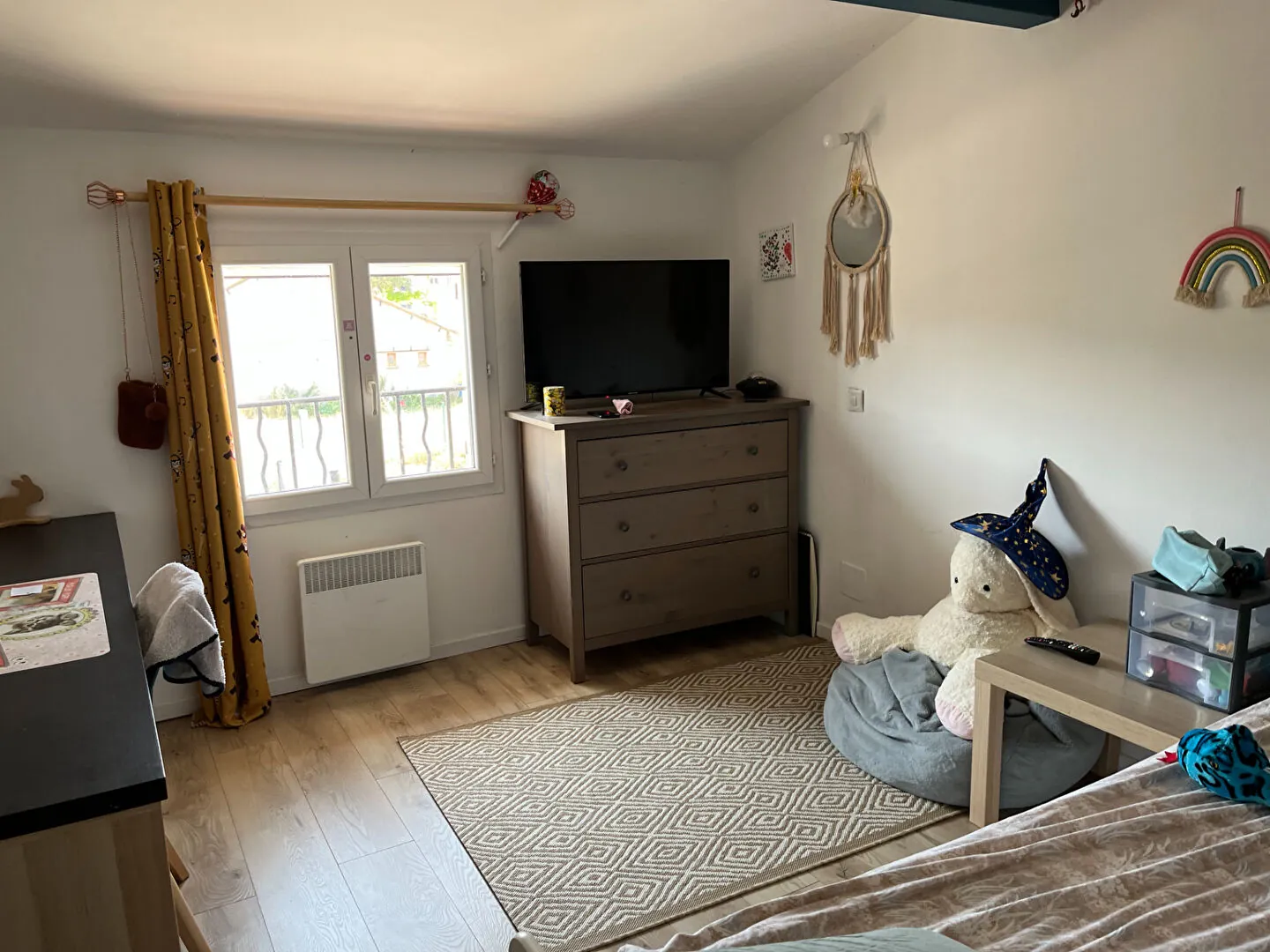 Belle villa récente avec piscine, jardin et 3 chambres à Charleval 