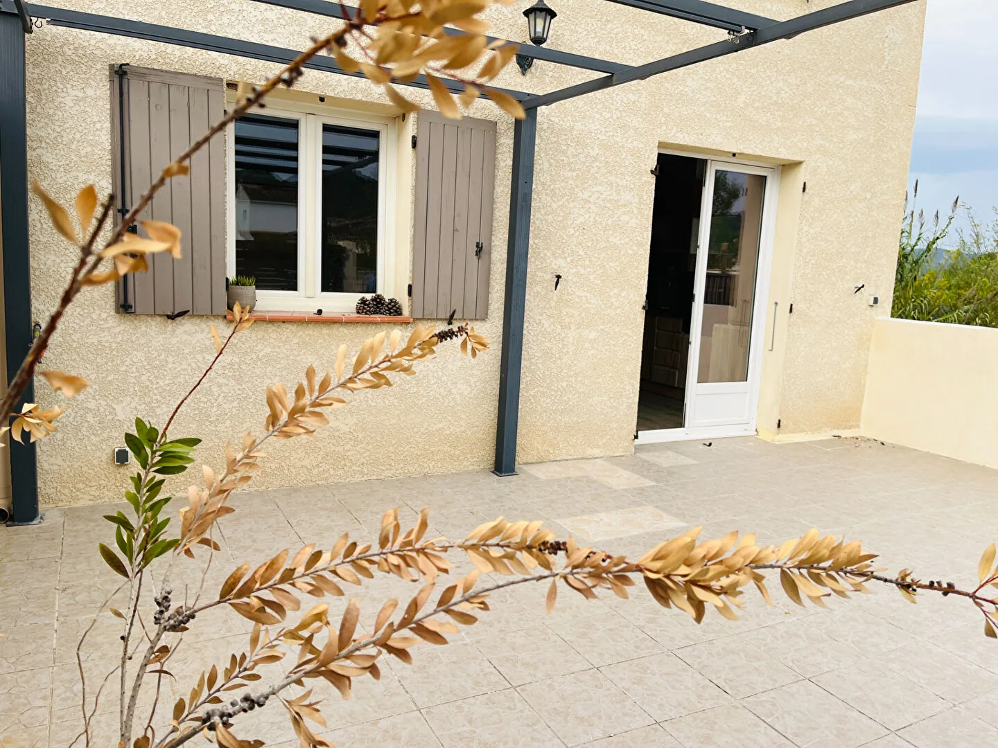 Belle villa récente avec piscine, jardin et 3 chambres à Charleval 