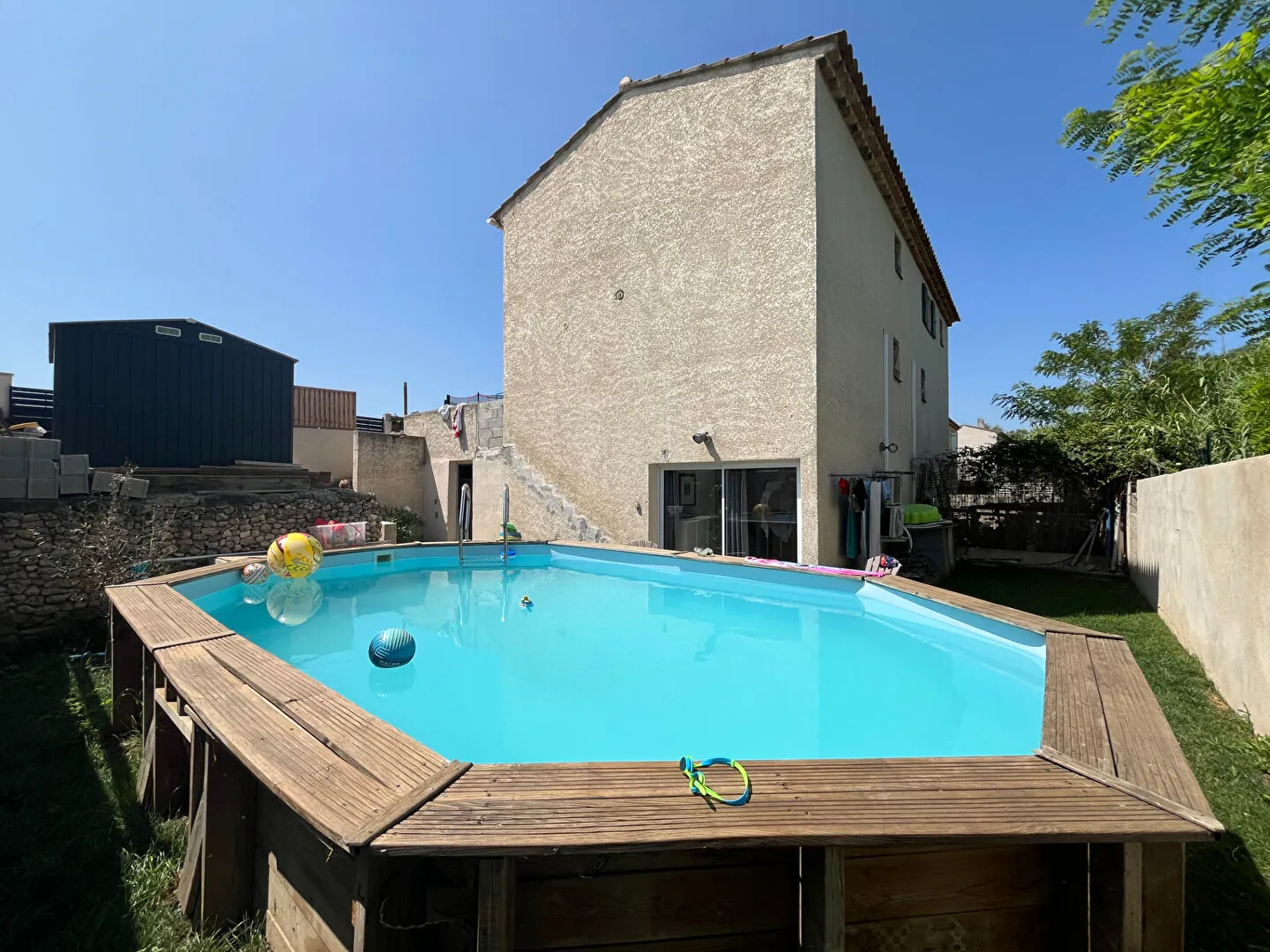 Belle villa récente avec piscine, jardin et 3 chambres à Charleval 