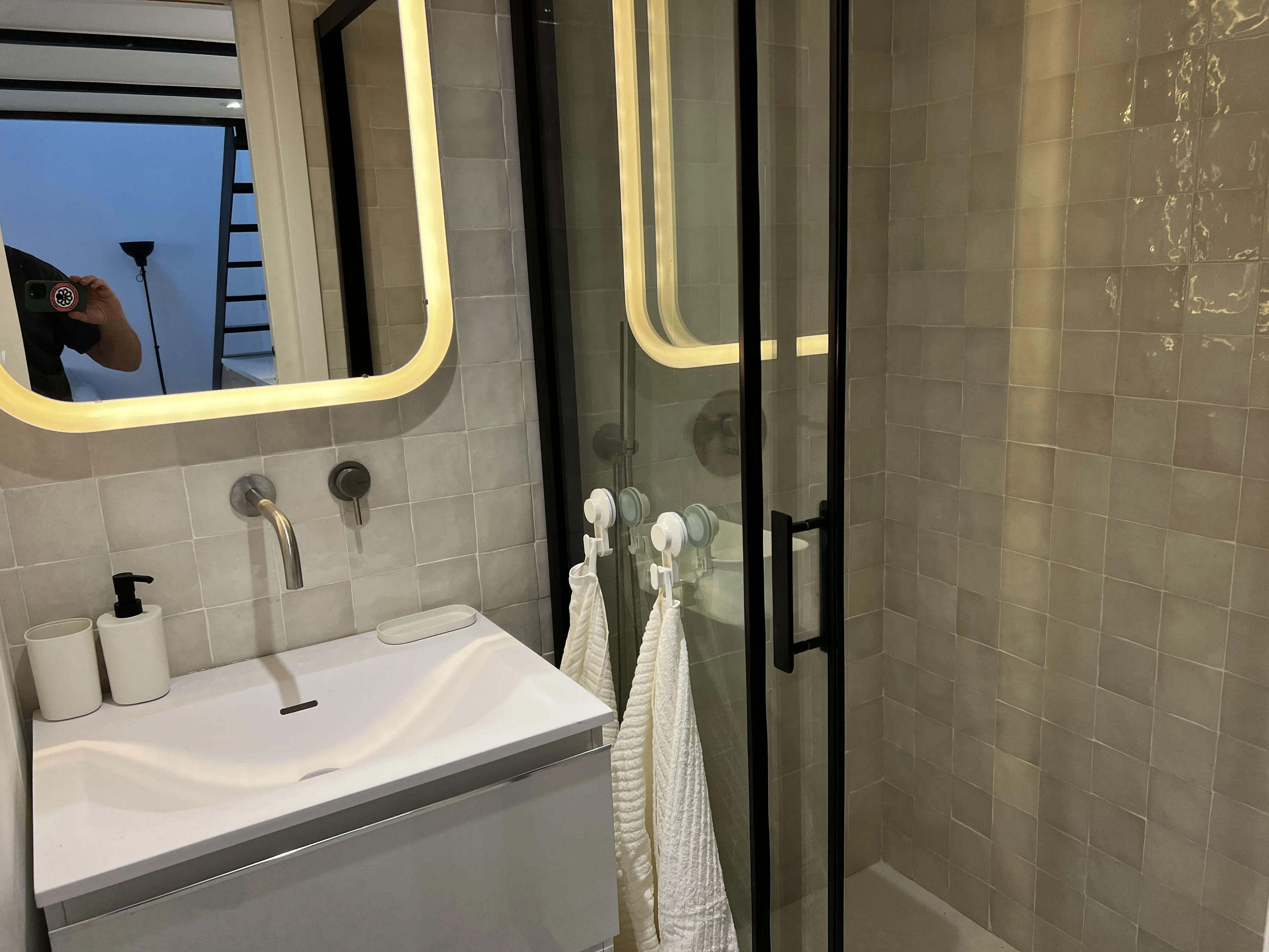 Loft de 30 m² avec mezzanine et parking à Marseille 6e, idéal investissement 