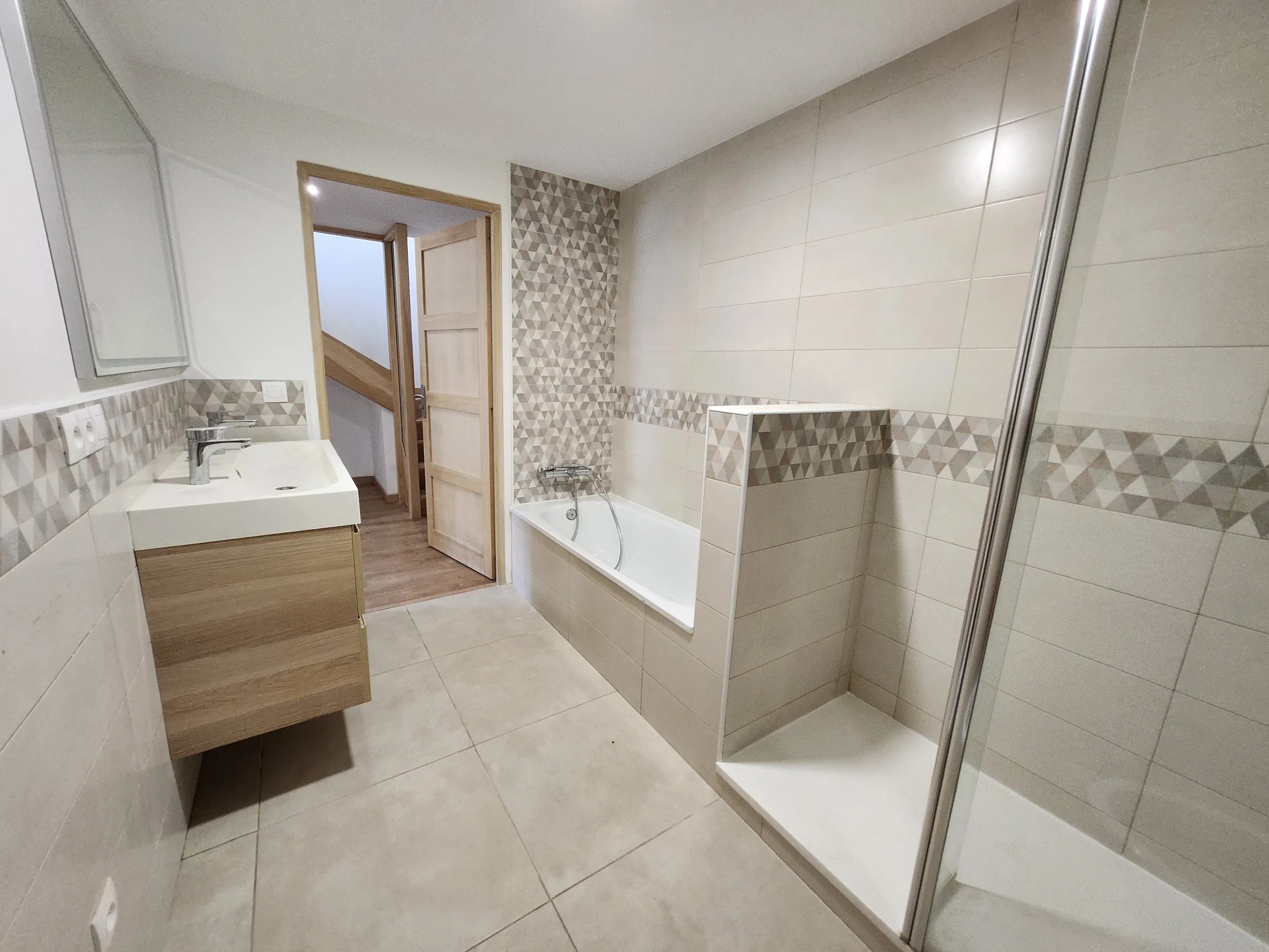 Appartement duplex inversé de type 4 à Digne-les-Bains, centre-ville, terrasse et garage 