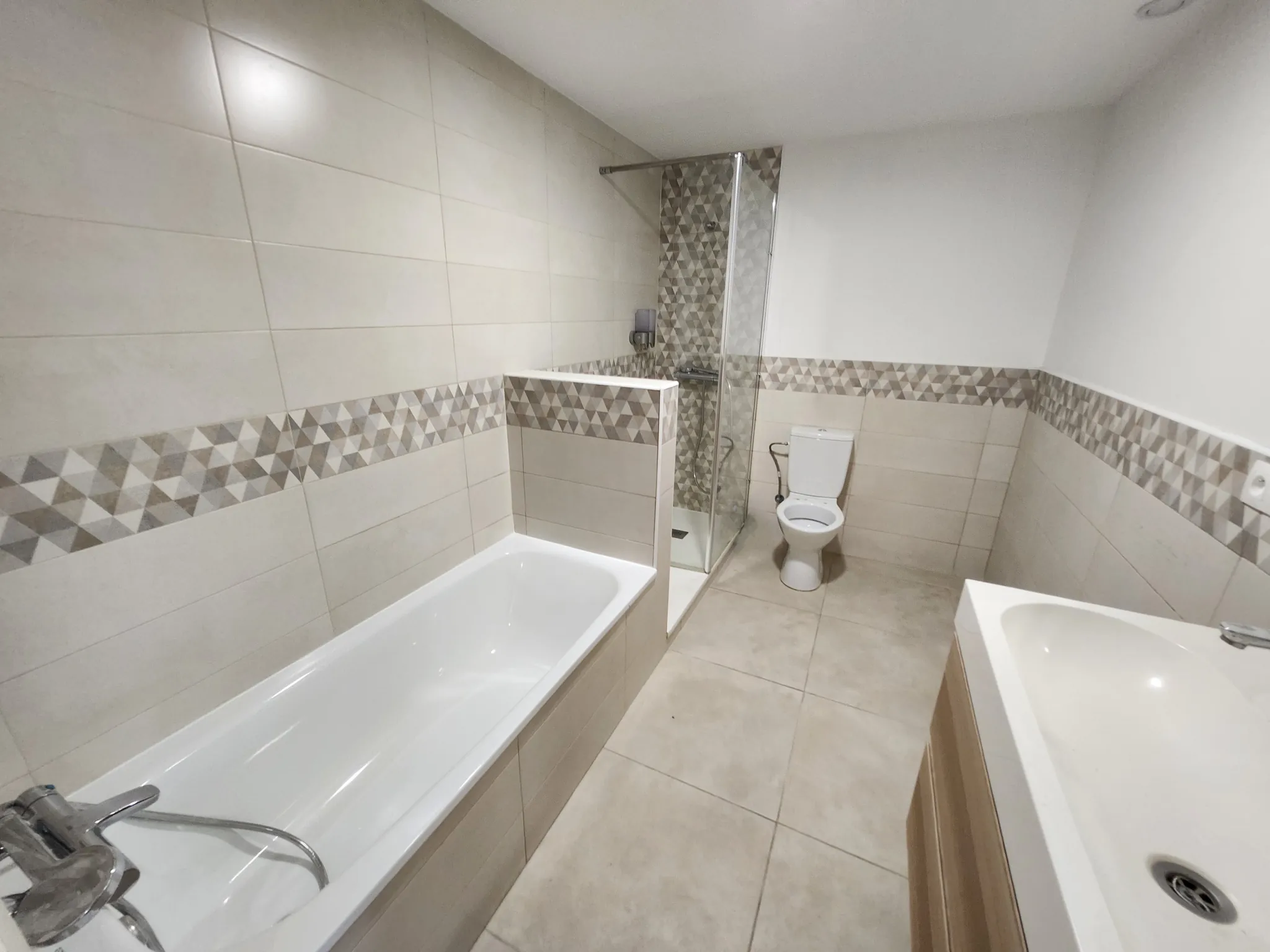 Appartement duplex inversé de type 4 à Digne-les-Bains, centre-ville, terrasse et garage 