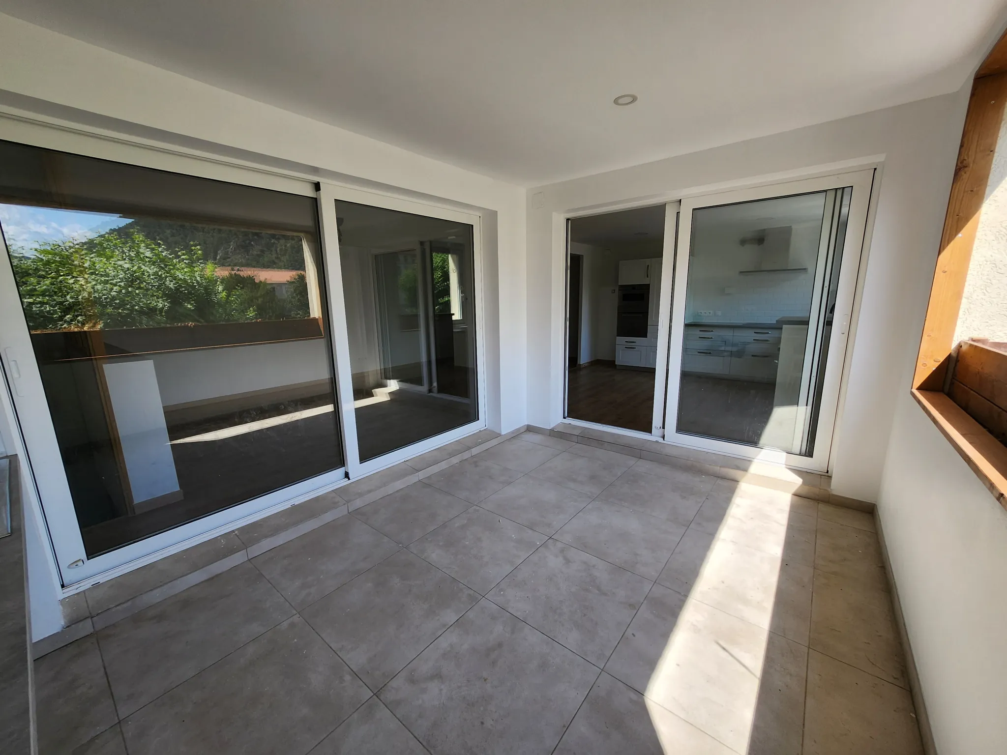 Appartement duplex inversé de type 4 à Digne-les-Bains, centre-ville, terrasse et garage 