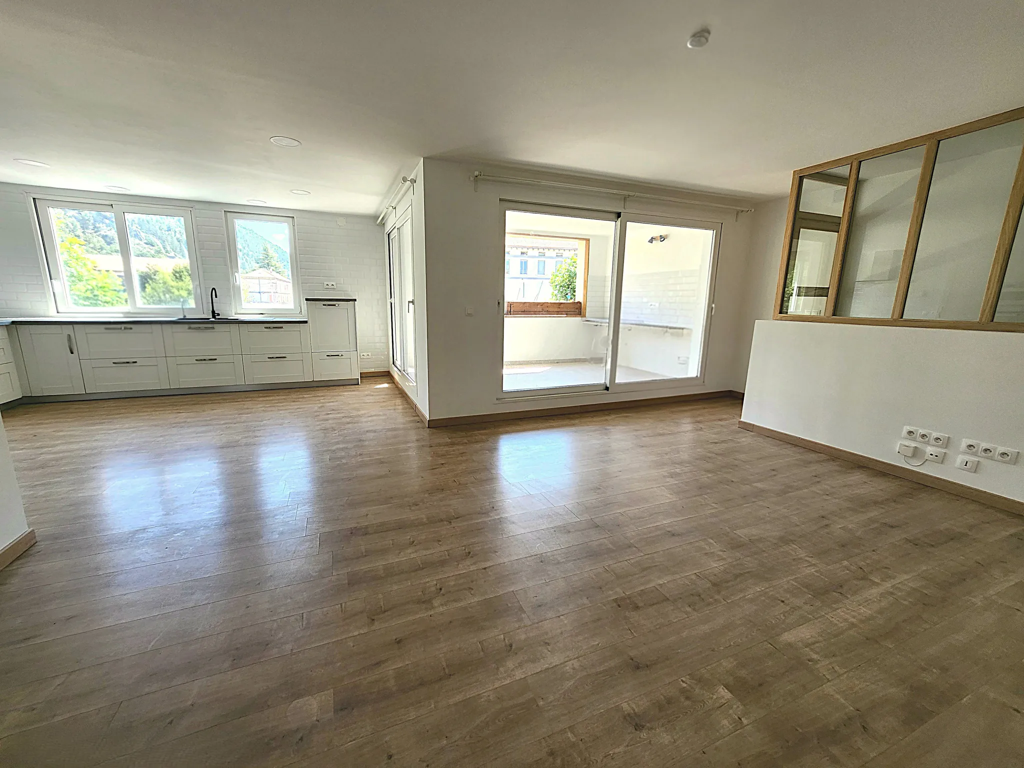 Appartement duplex inversé de type 4 à Digne-les-Bains, centre-ville, terrasse et garage 