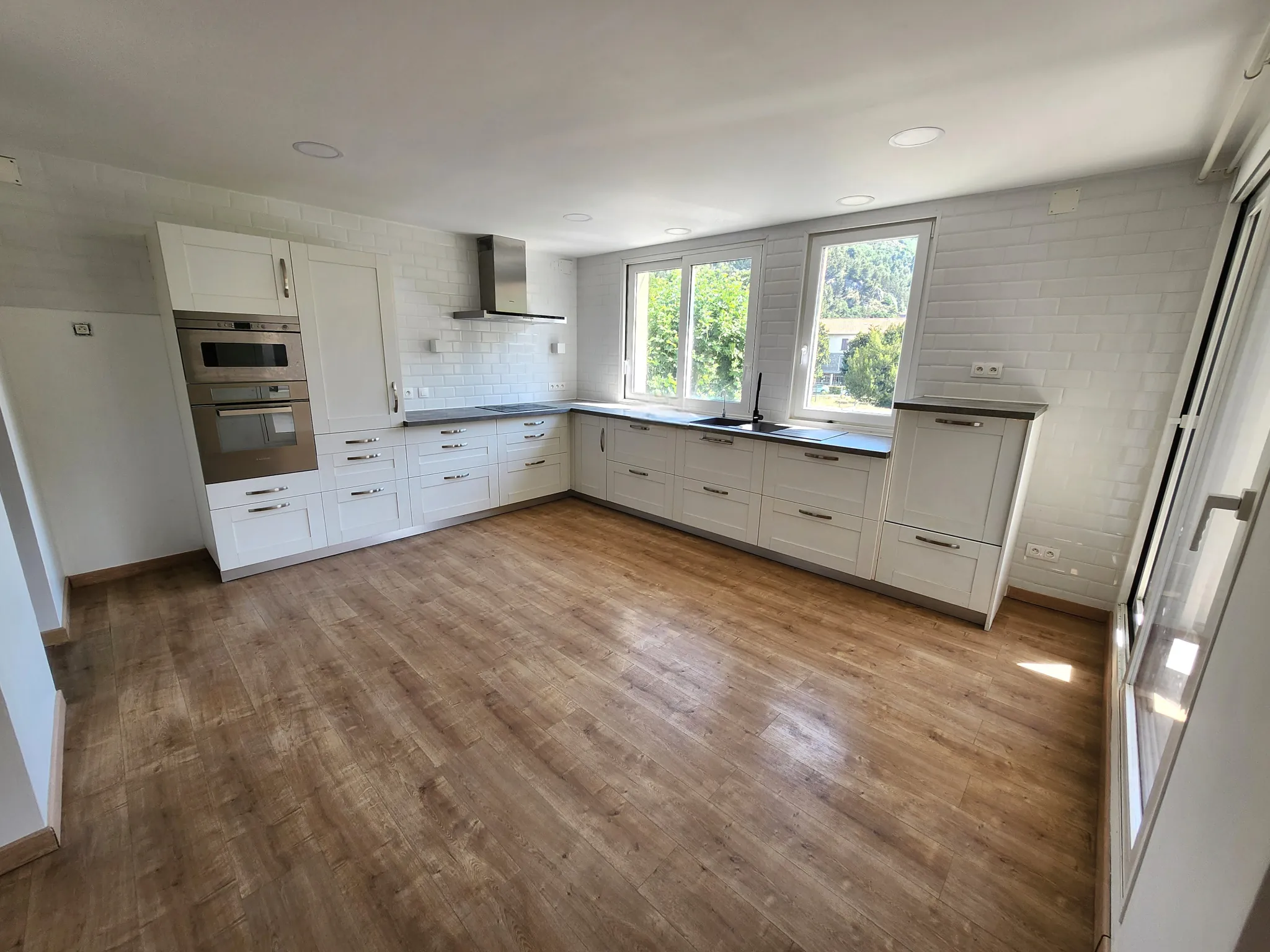 Appartement duplex inversé de type 4 à Digne-les-Bains, centre-ville, terrasse et garage 