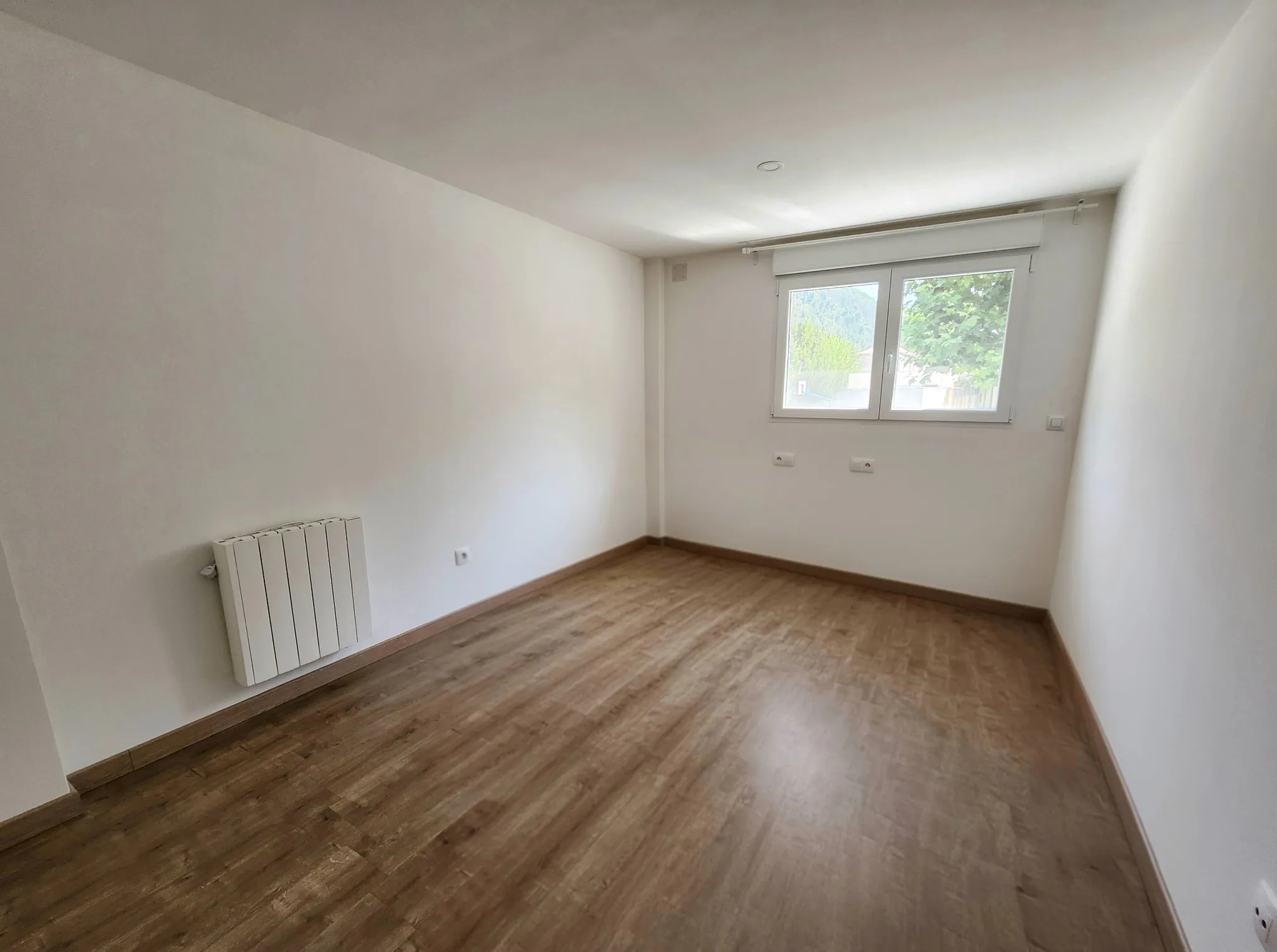 Appartement duplex inversé de type 4 à Digne-les-Bains, centre-ville, terrasse et garage 