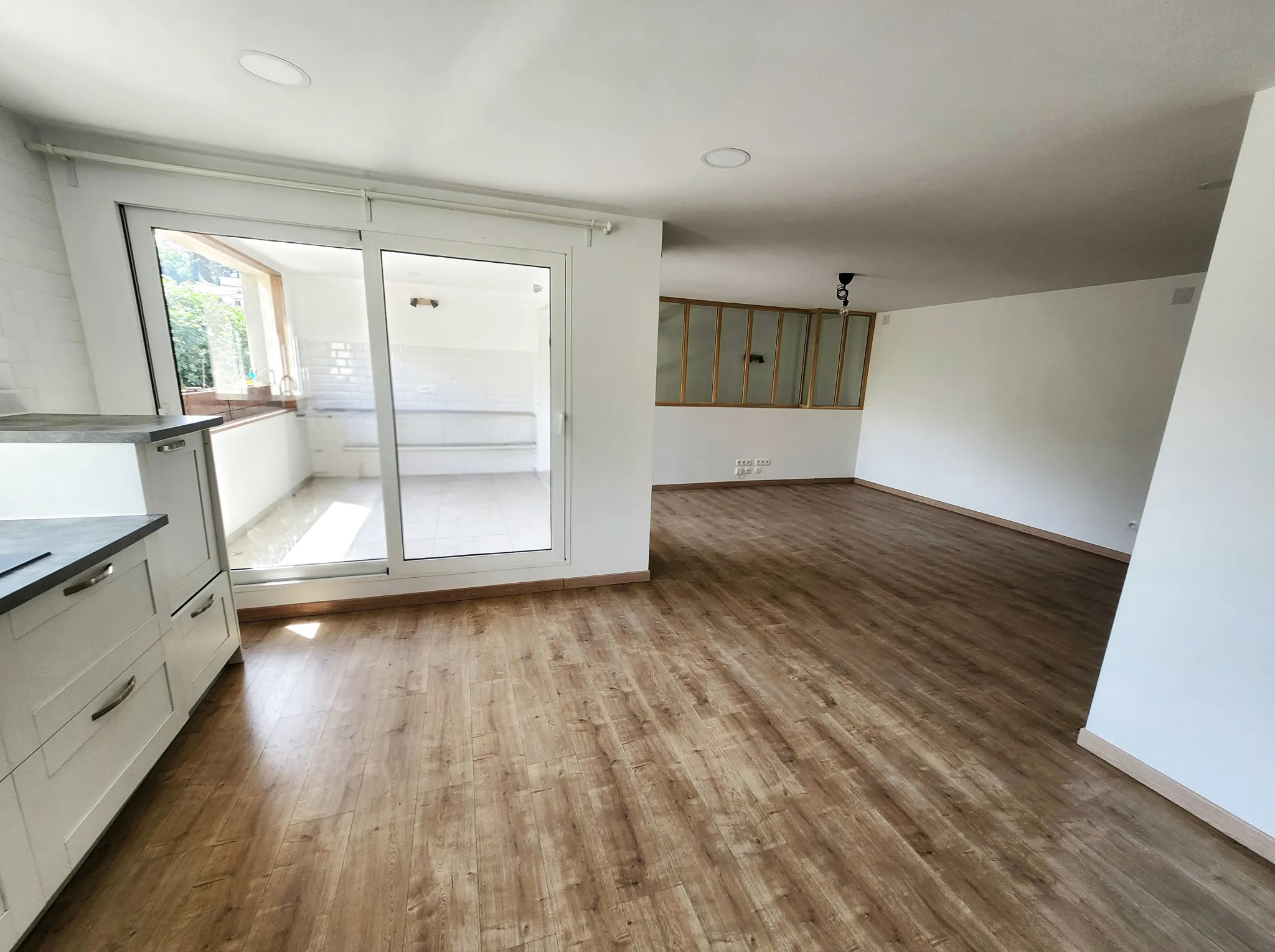 Appartement duplex inversé de type 4 à Digne-les-Bains, centre-ville, terrasse et garage 