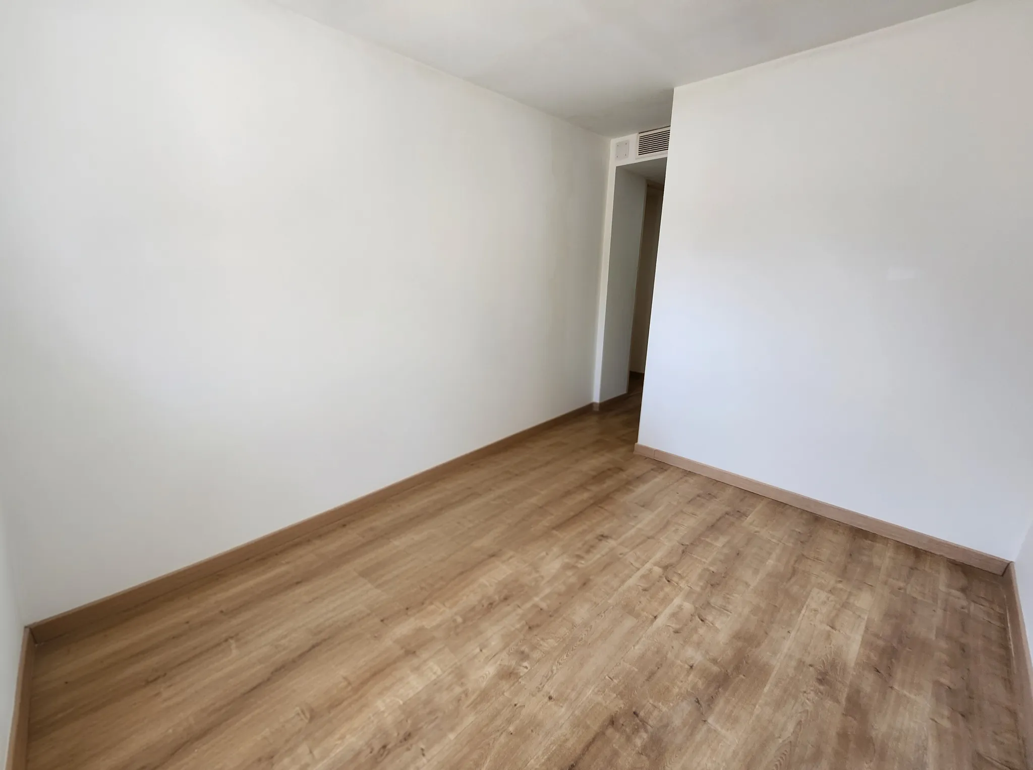 Appartement duplex inversé de type 4 à Digne-les-Bains, centre-ville, terrasse et garage 