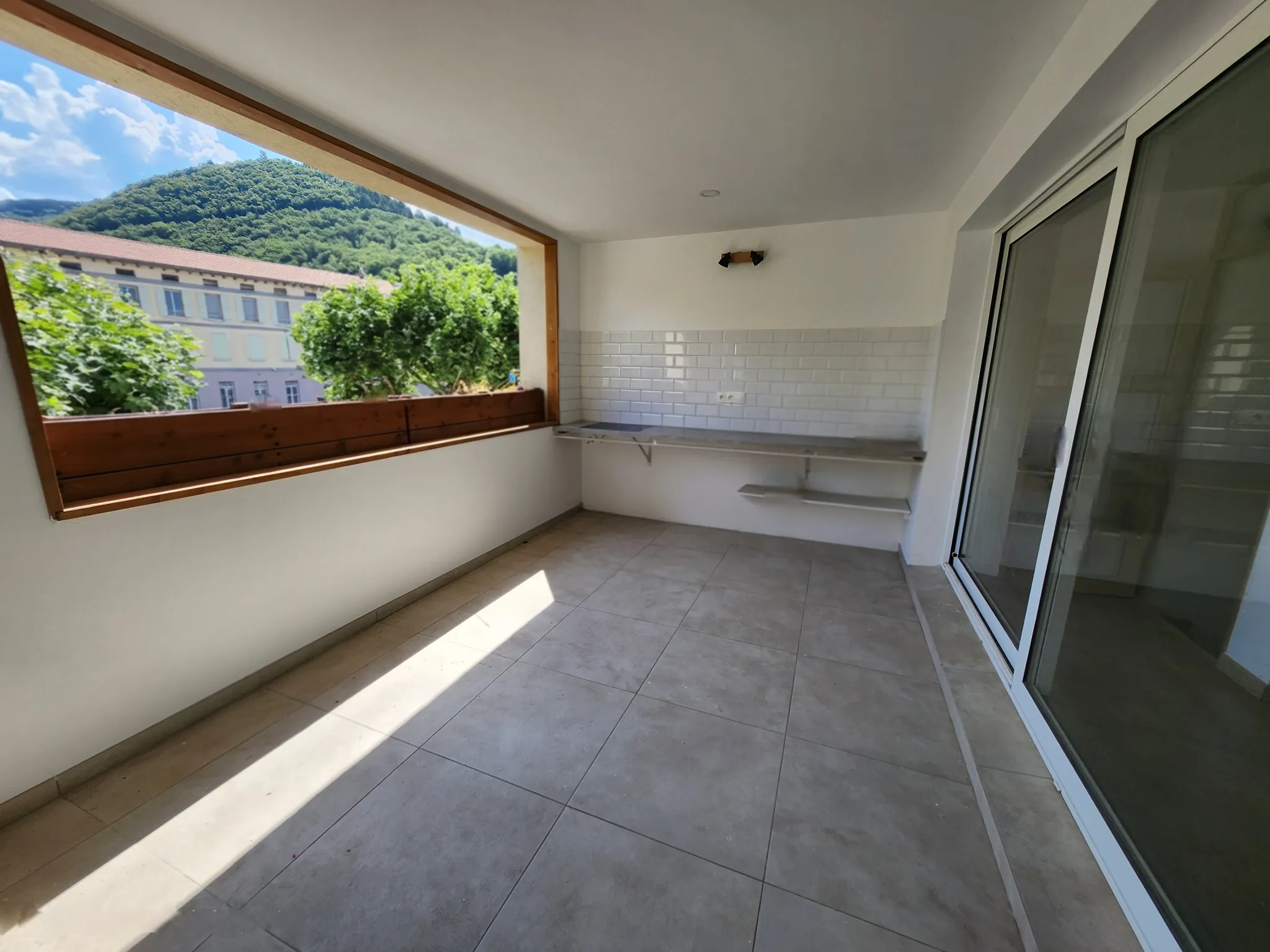 Appartement duplex inversé de type 4 à Digne-les-Bains, centre-ville, terrasse et garage 