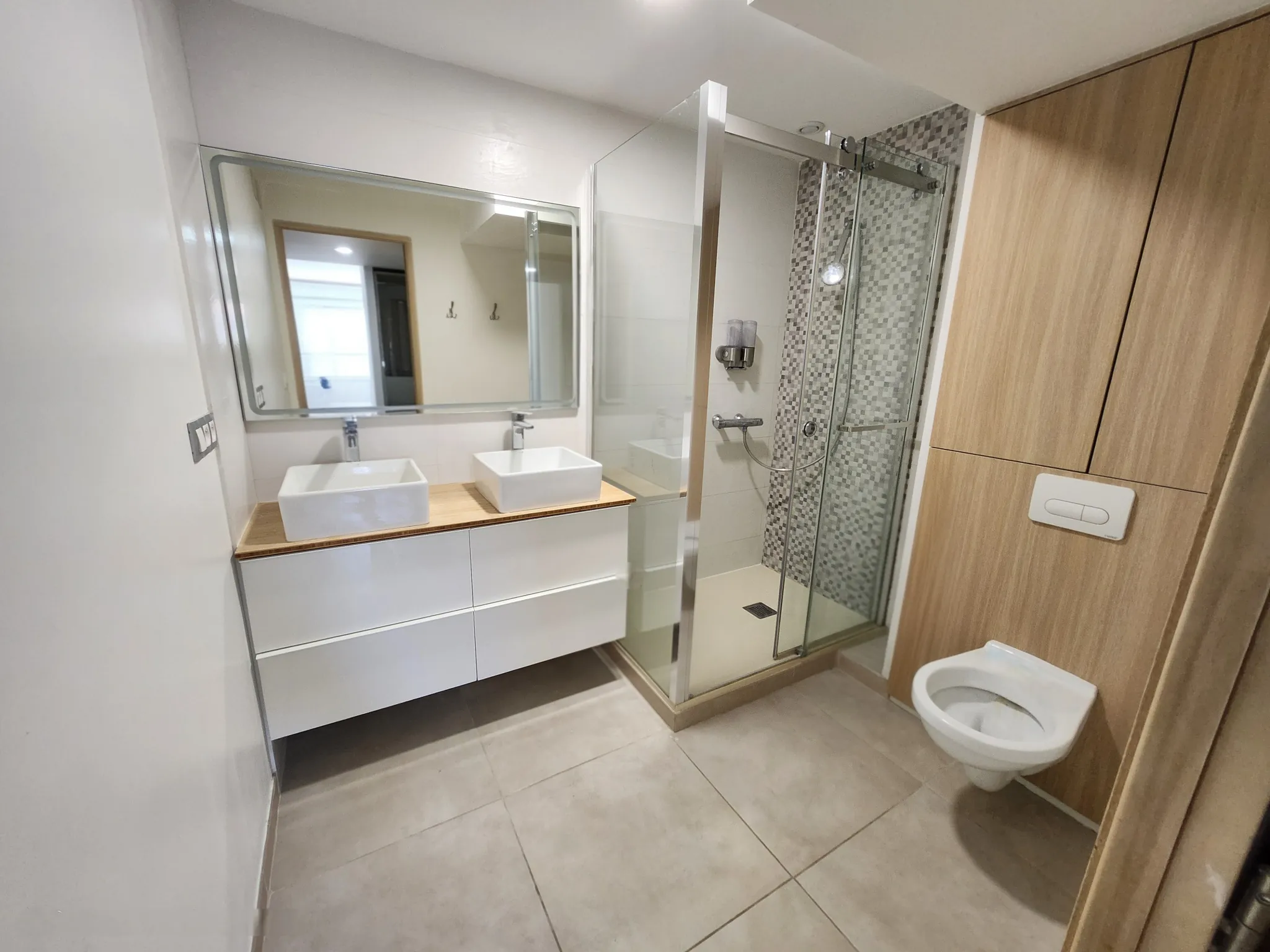 Appartement duplex inversé de type 4 à Digne-les-Bains, centre-ville, terrasse et garage 