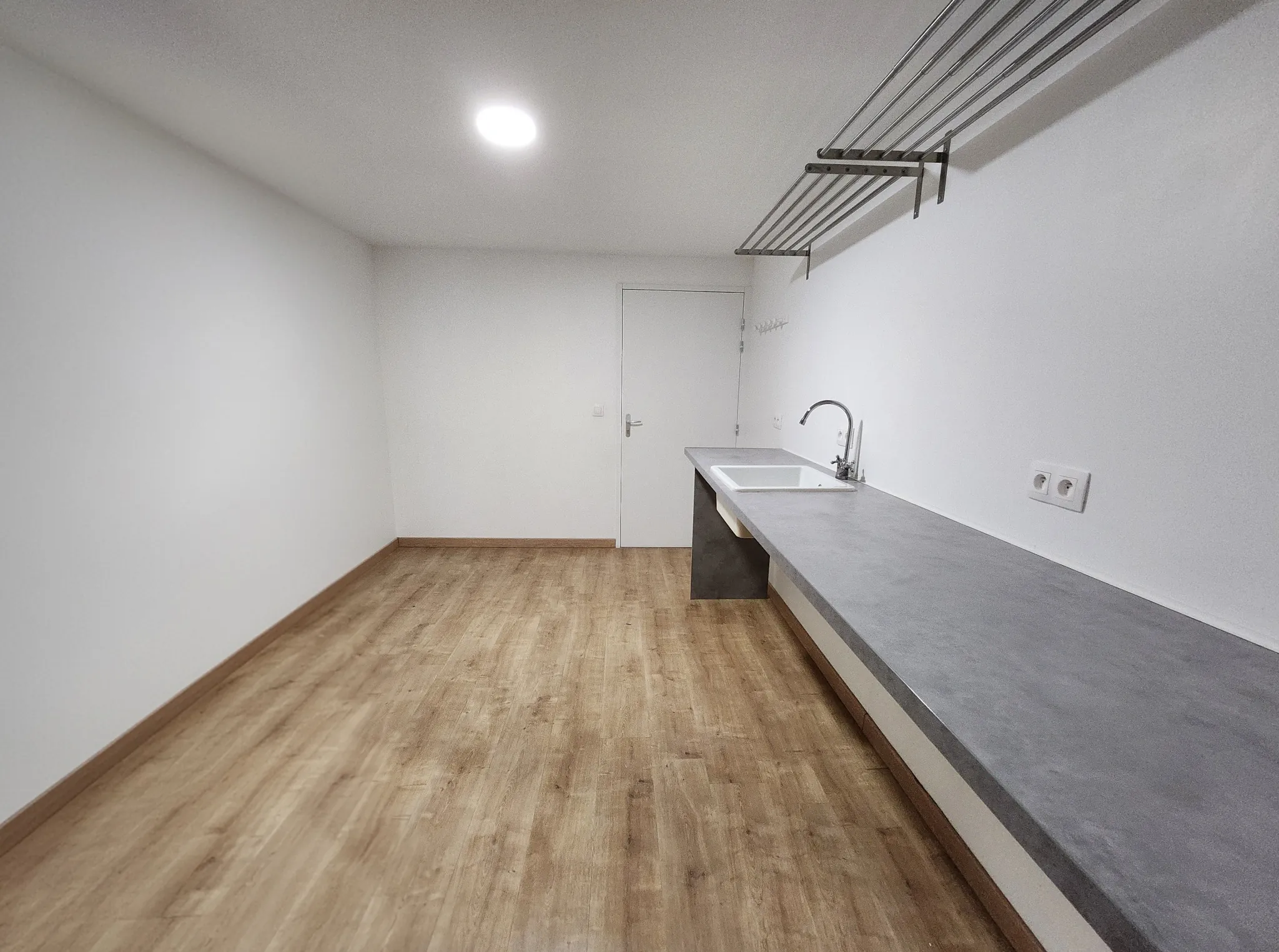 Appartement duplex inversé de type 4 à Digne-les-Bains, centre-ville, terrasse et garage 