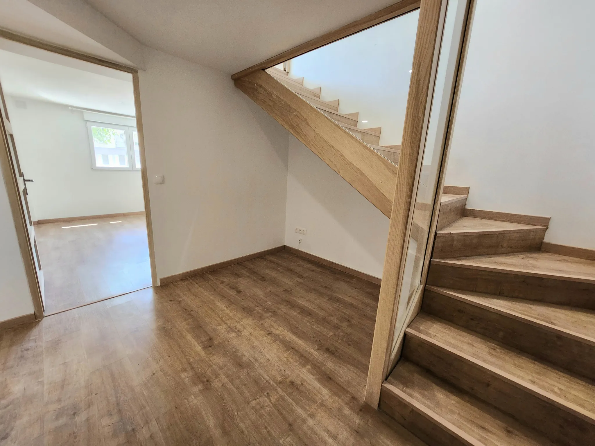 Appartement duplex inversé de type 4 à Digne-les-Bains, centre-ville, terrasse et garage 