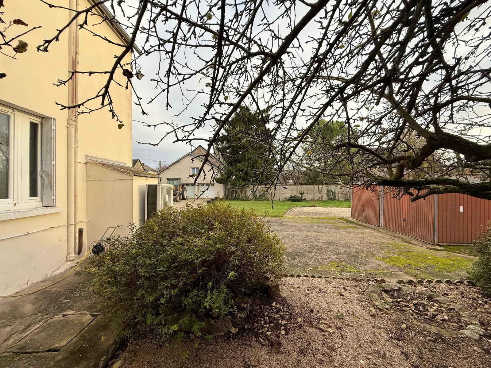 À vendre ensemble immobilier avec maison, dépendances et garages à Baudreville 