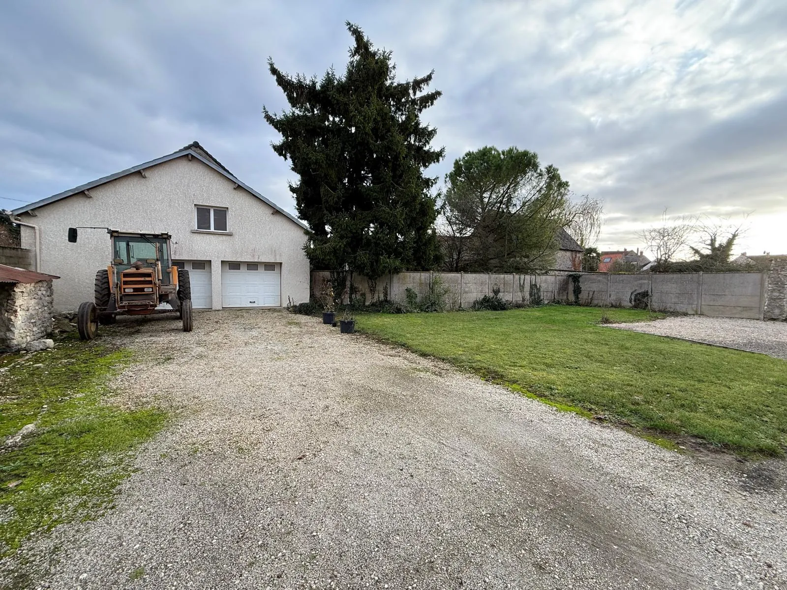 À vendre ensemble immobilier avec maison, dépendances et garages à Baudreville 
