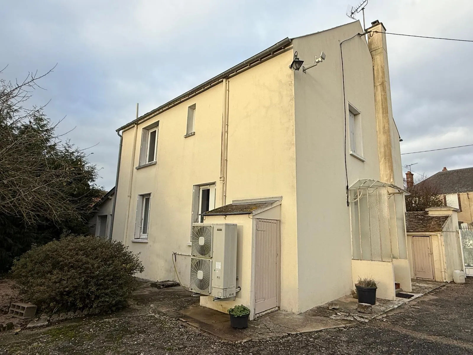 À vendre ensemble immobilier avec maison, dépendances et garages à Baudreville 