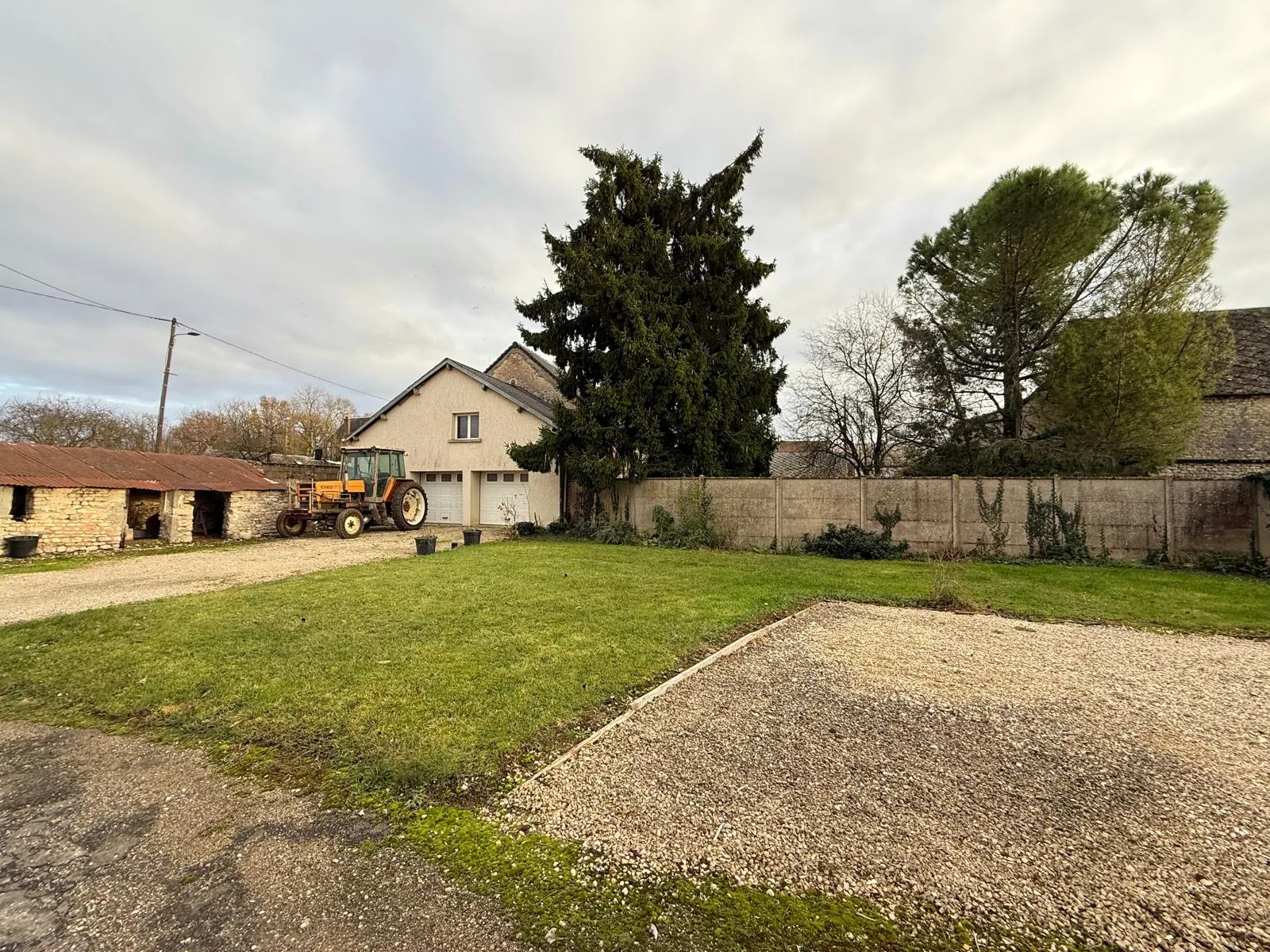 À vendre ensemble immobilier avec maison, dépendances et garages à Baudreville 