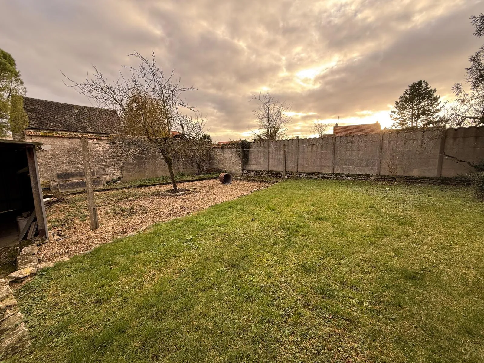 À vendre ensemble immobilier avec maison, dépendances et garages à Baudreville 