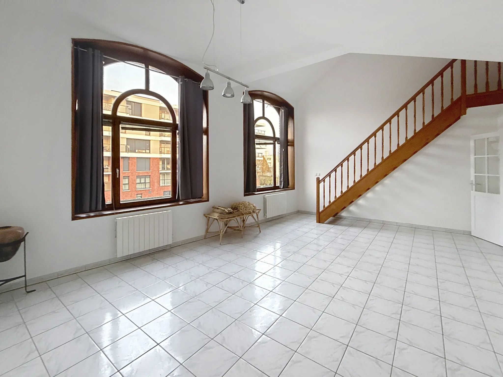 Loft duplex rénové de 77 m² à Tourcoing avec 2 chambres et stationnement