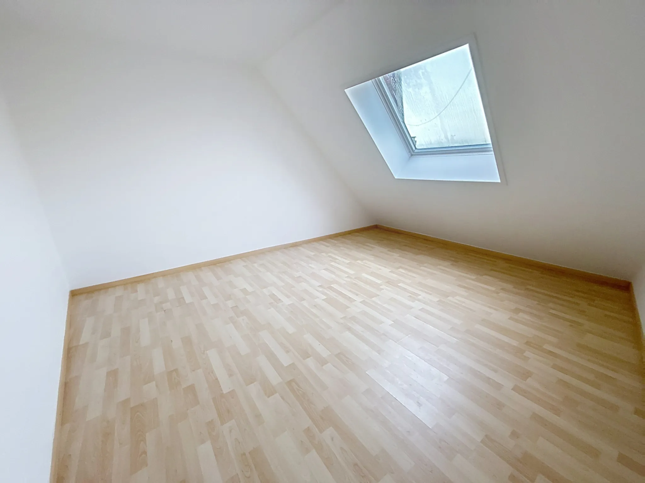 Loft duplex rénové de 77 m² à Tourcoing avec 2 chambres et stationnement 