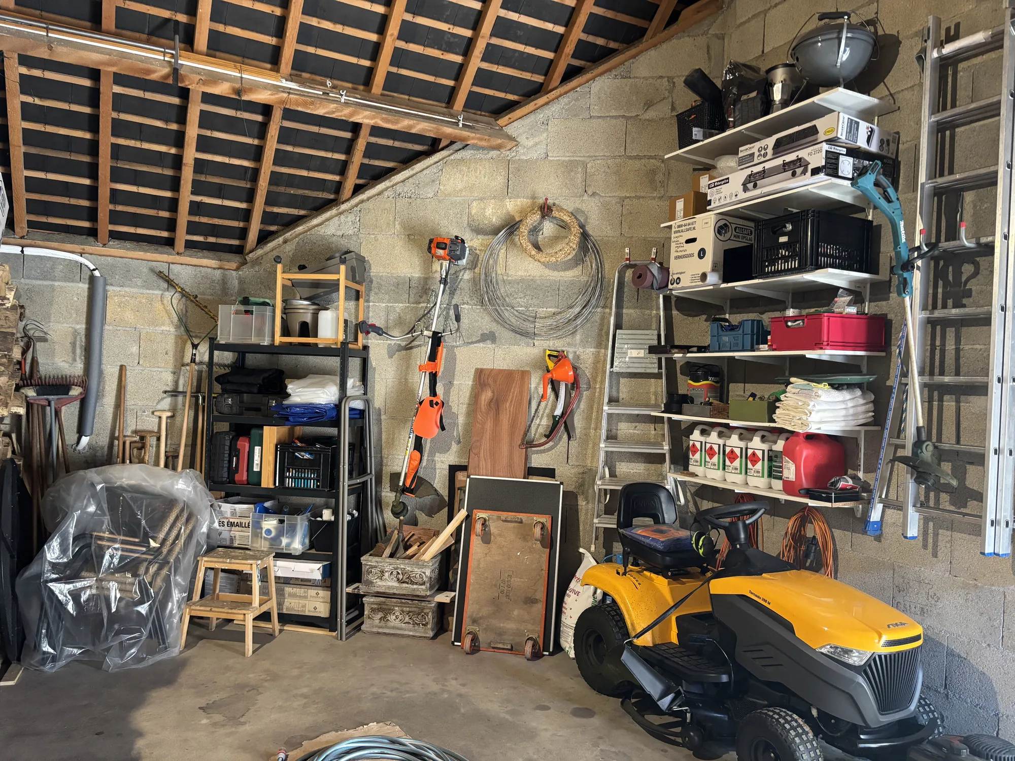 Maison rénovée avec grand terrain à Sazeray dans un cadre rural paisible 