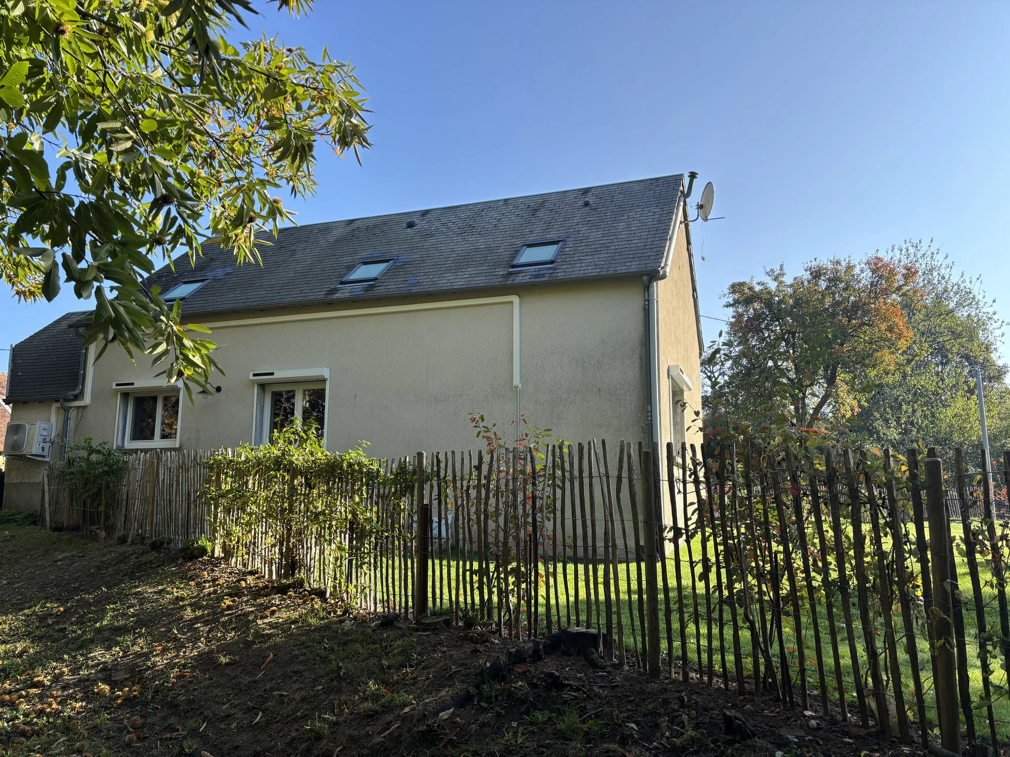 Maison rénovée avec grand terrain à Sazeray dans un cadre rural paisible 