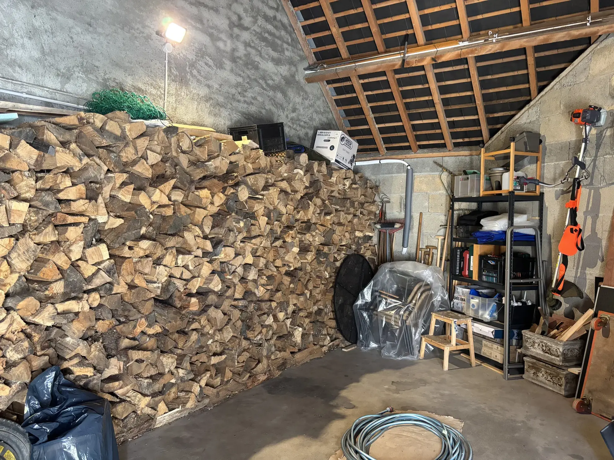 Maison rénovée avec grand terrain à Sazeray dans un cadre rural paisible 