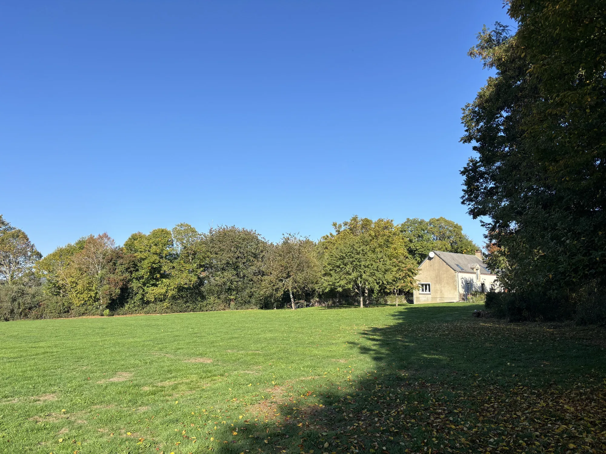 Maison rénovée avec grand terrain à Sazeray dans un cadre rural paisible 