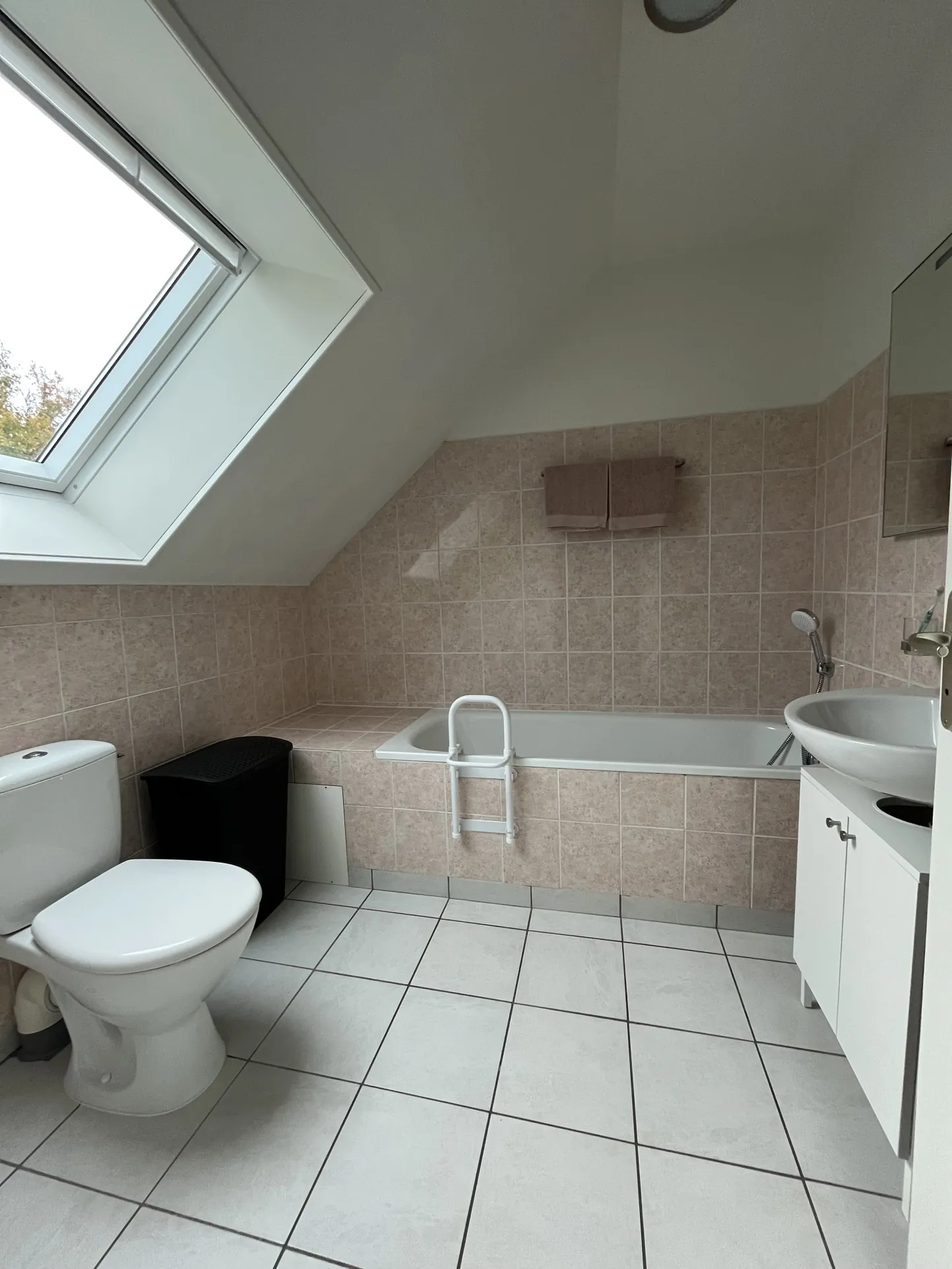 Maison rénovée avec grand terrain à Sazeray dans un cadre rural paisible 