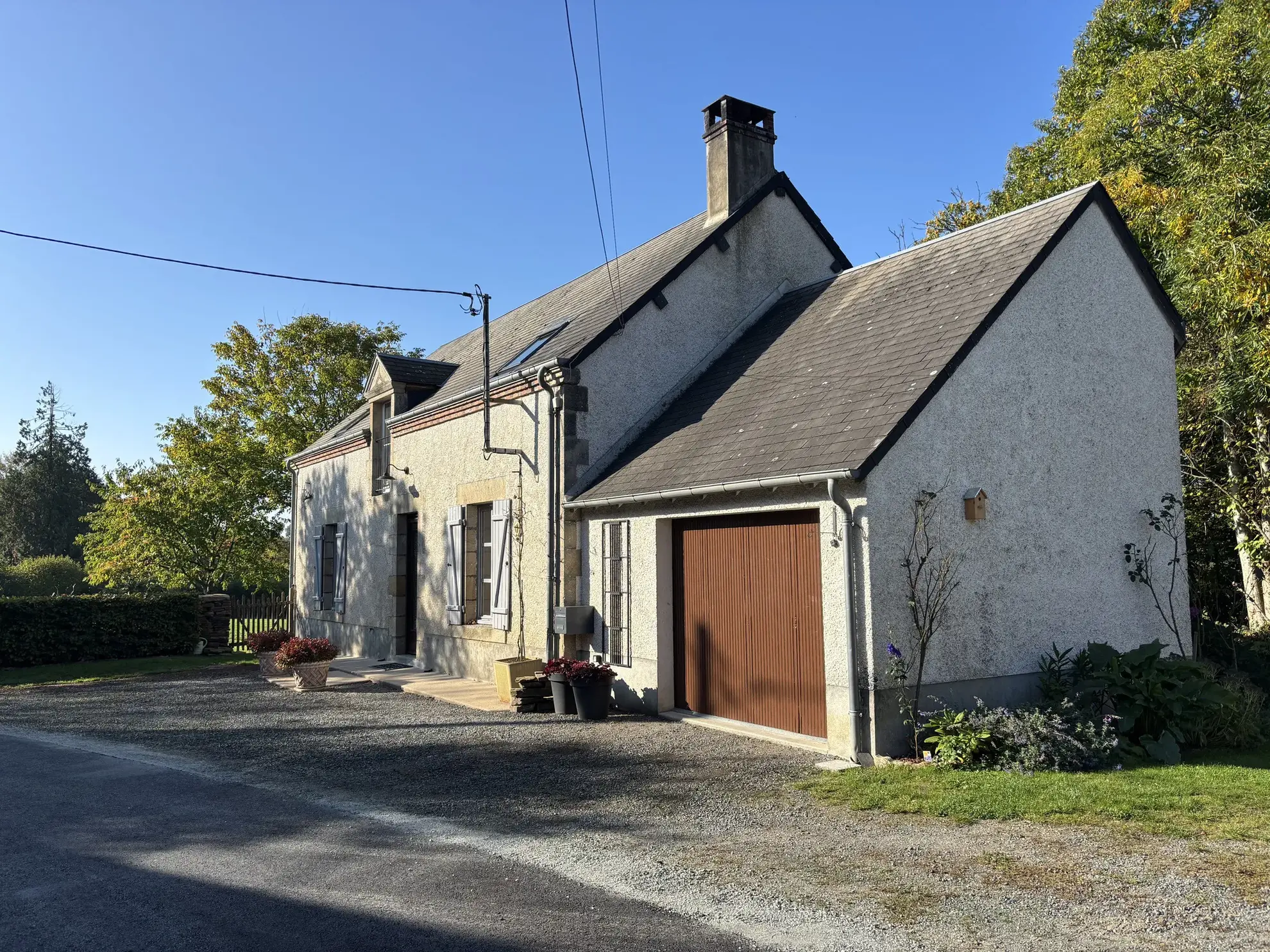 Maison rénovée avec grand terrain à Sazeray dans un cadre rural paisible 