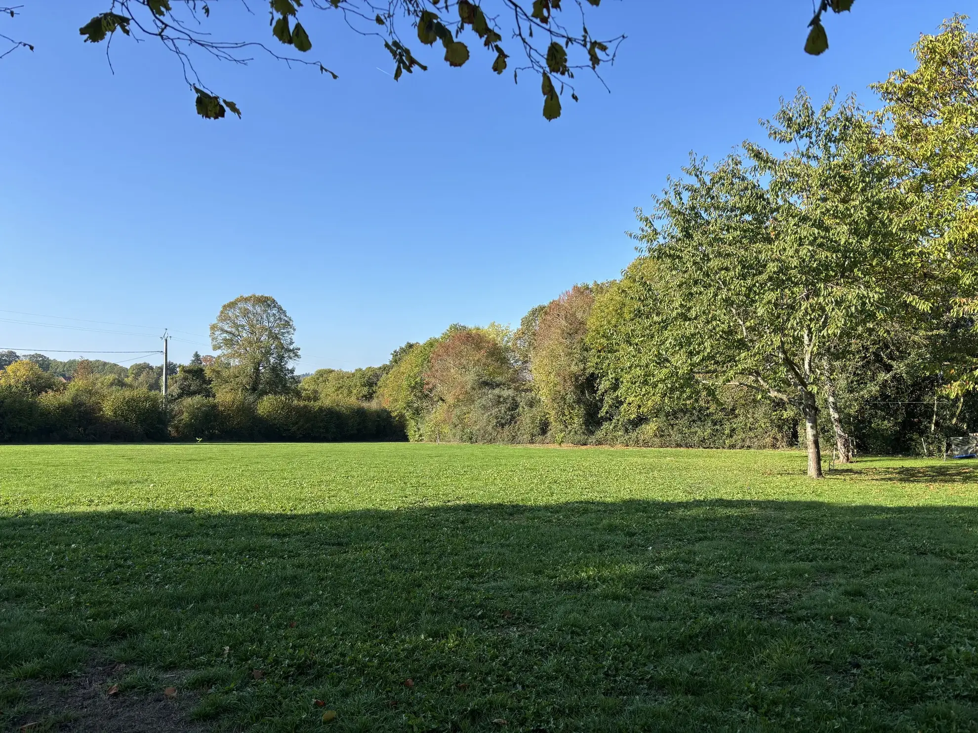 Maison rénovée avec grand terrain à Sazeray dans un cadre rural paisible 