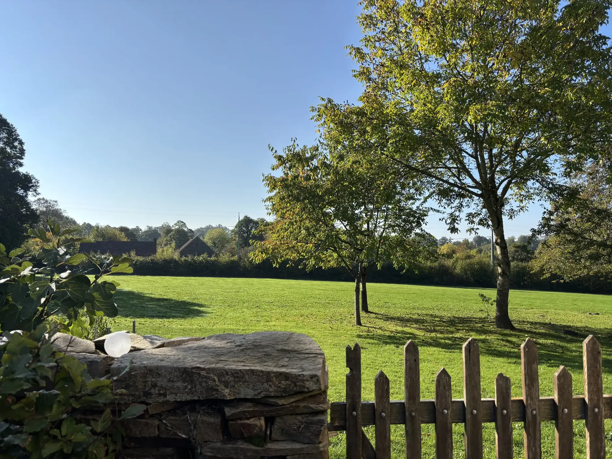 Maison rénovée avec grand terrain à Sazeray dans un cadre rural paisible 