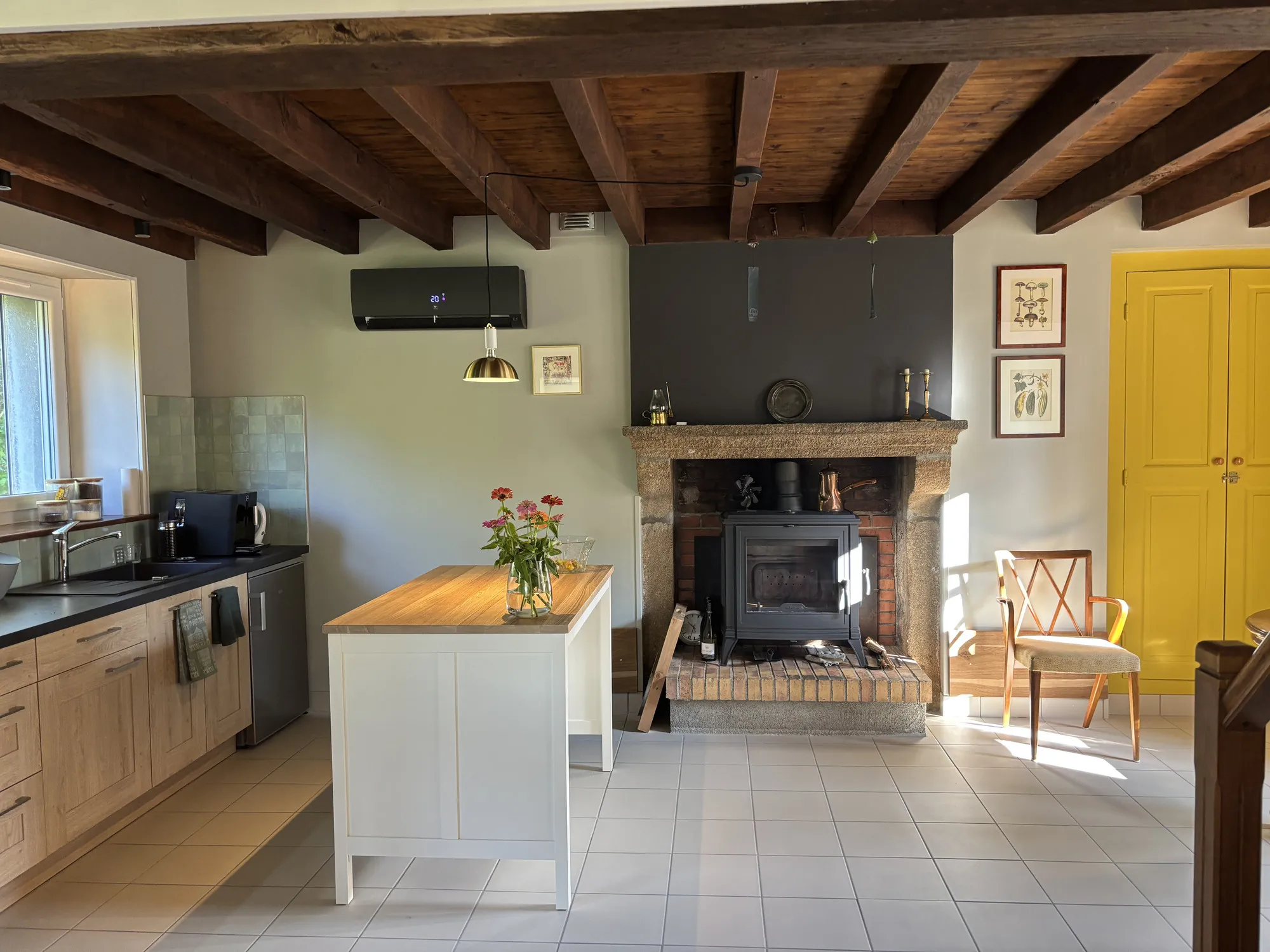 Maison rénovée avec grand terrain à Sazeray dans un cadre rural paisible 