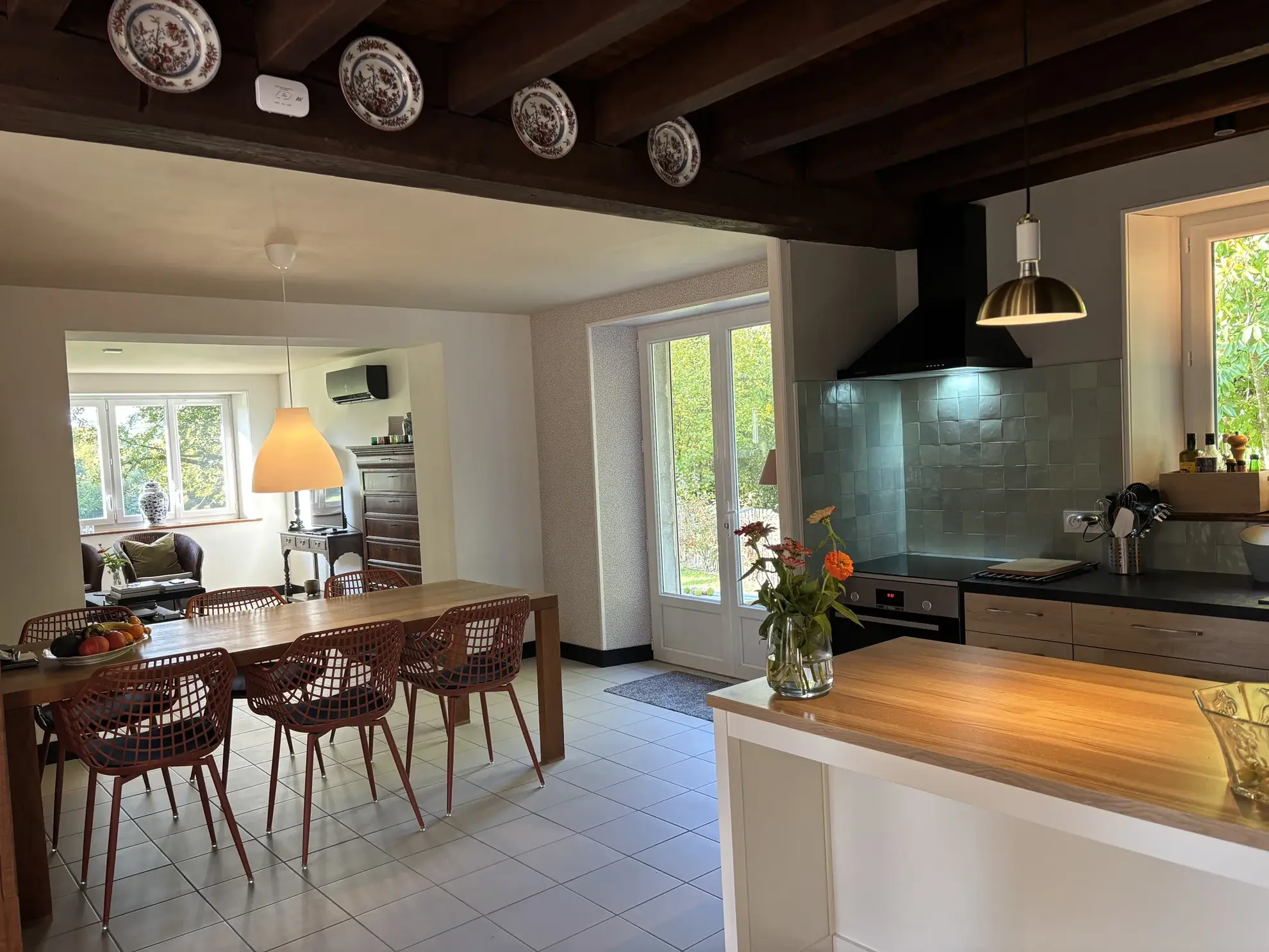 Maison rénovée avec grand terrain à Sazeray dans un cadre rural paisible 