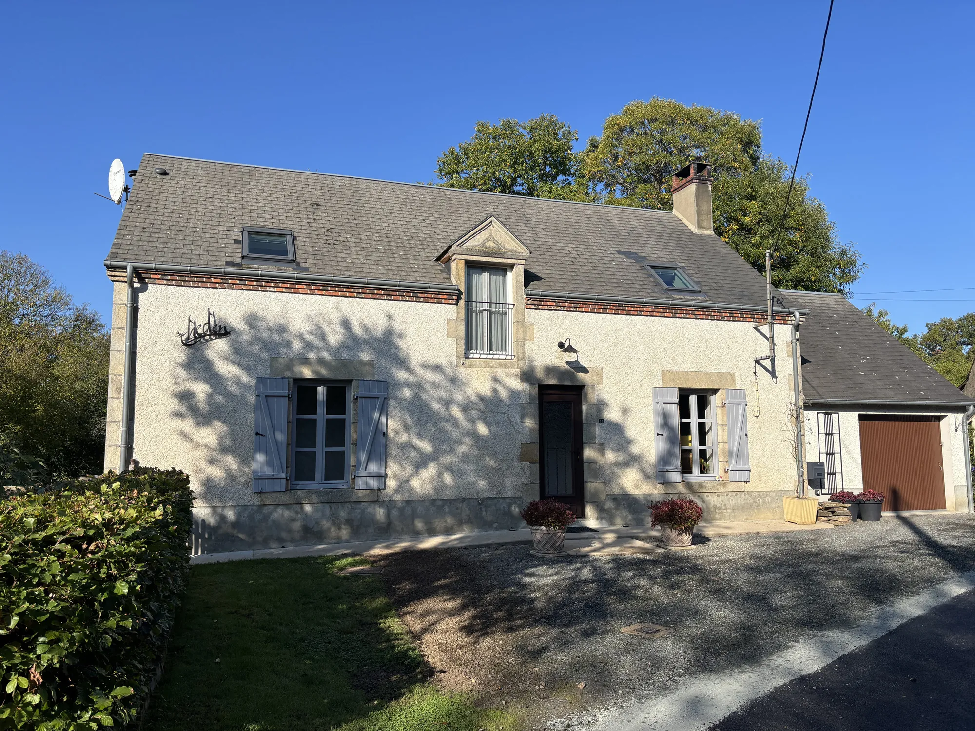 Maison rénovée avec grand terrain à Sazeray dans un cadre rural paisible 