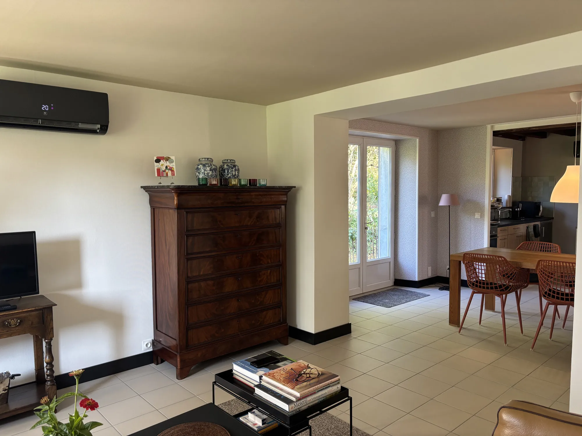 Maison rénovée avec grand terrain à Sazeray dans un cadre rural paisible 