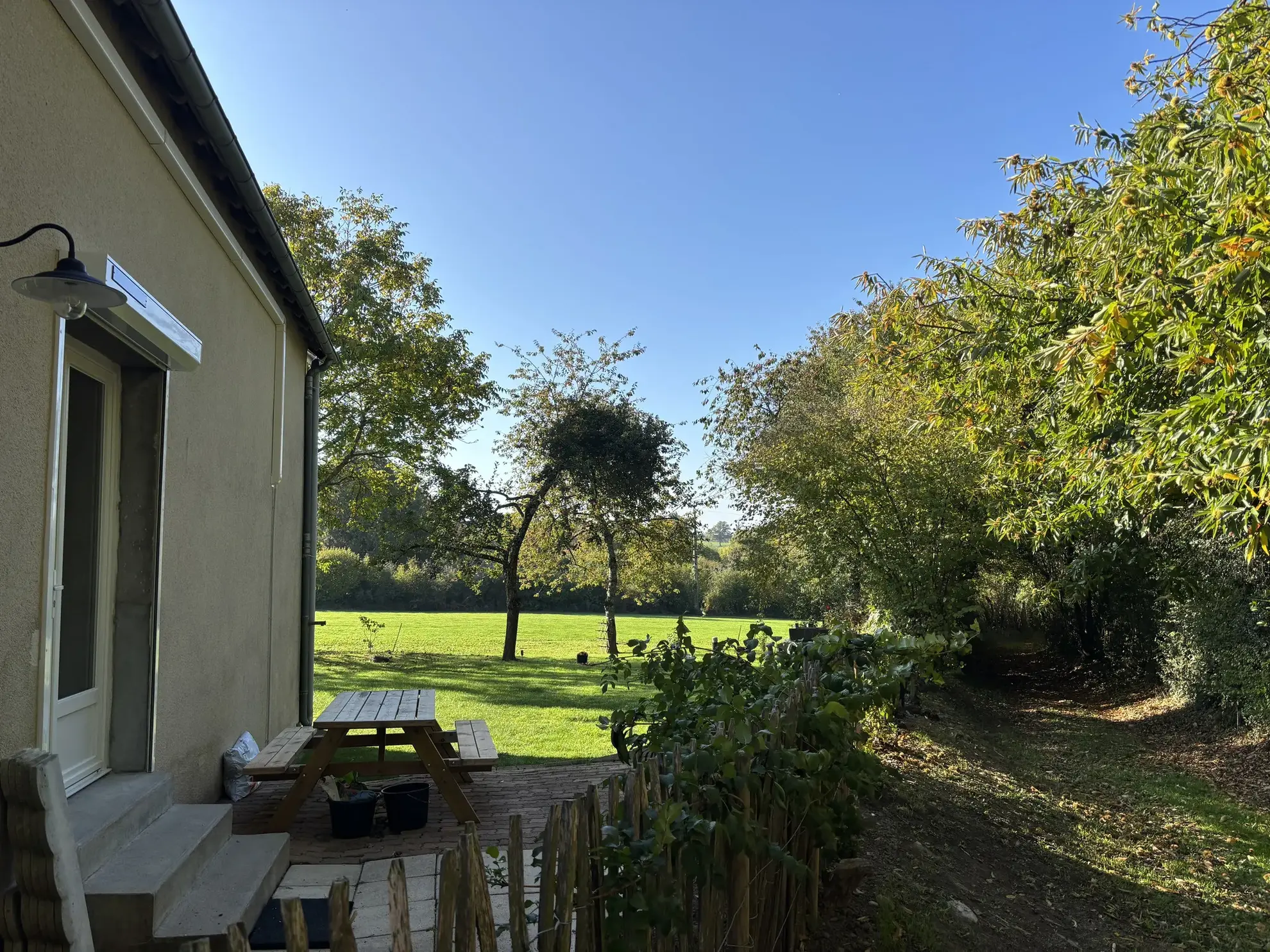 Maison rénovée avec grand terrain à Sazeray dans un cadre rural paisible 
