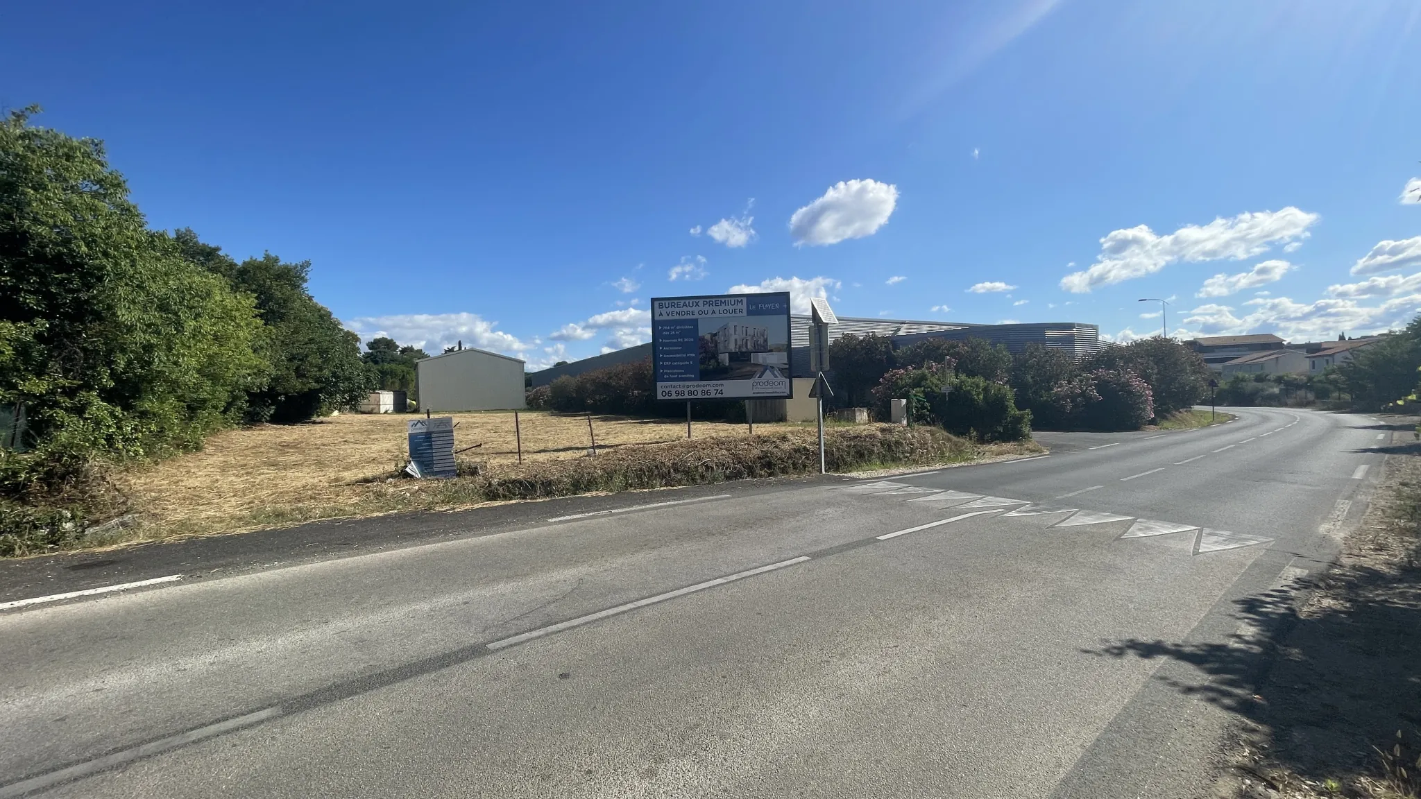 Bureau neuf à Sommieres de 764 m² avec parking et normes modernes