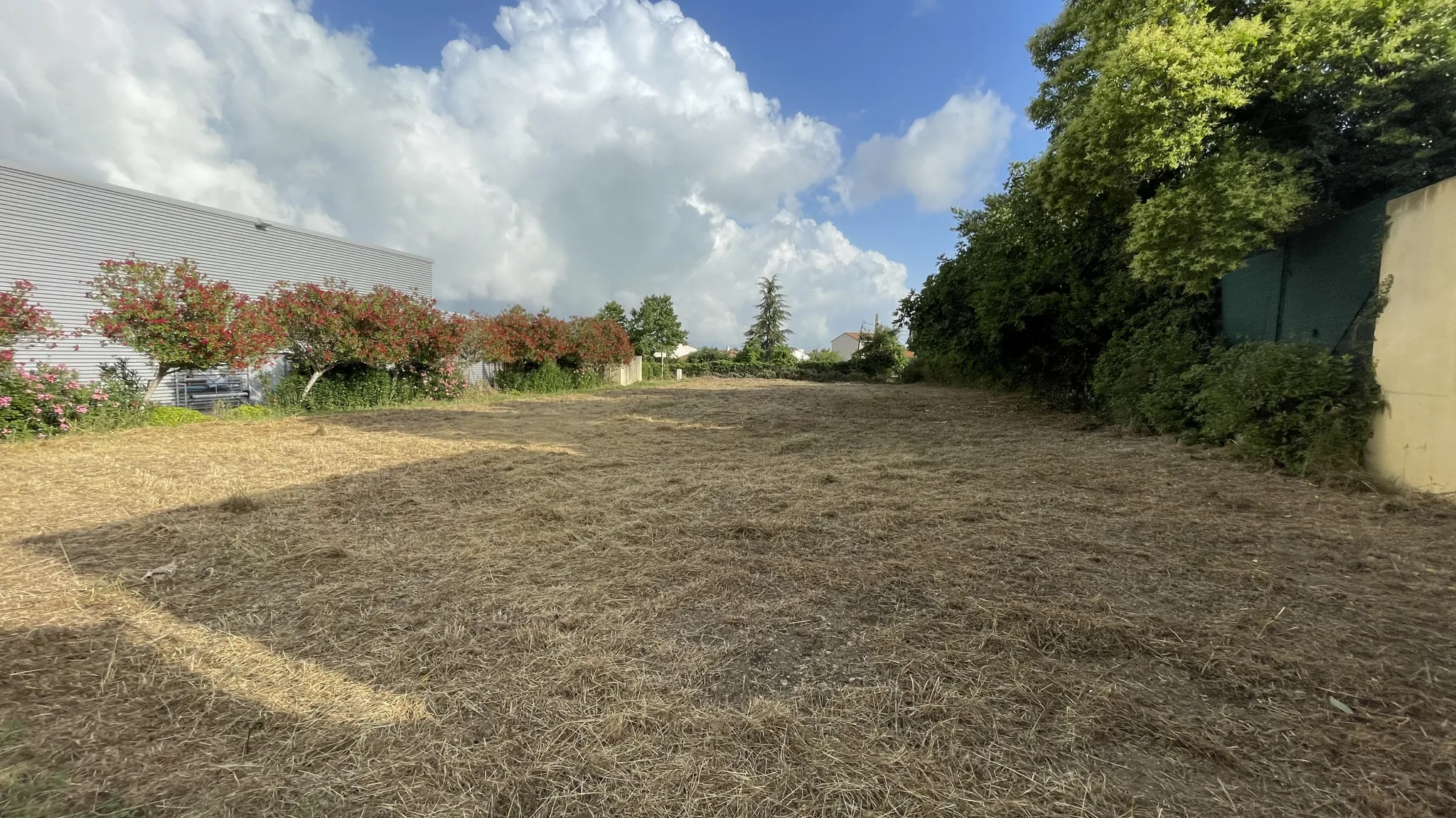 Bureau neuf à Sommieres de 764 m² avec parking et normes modernes 