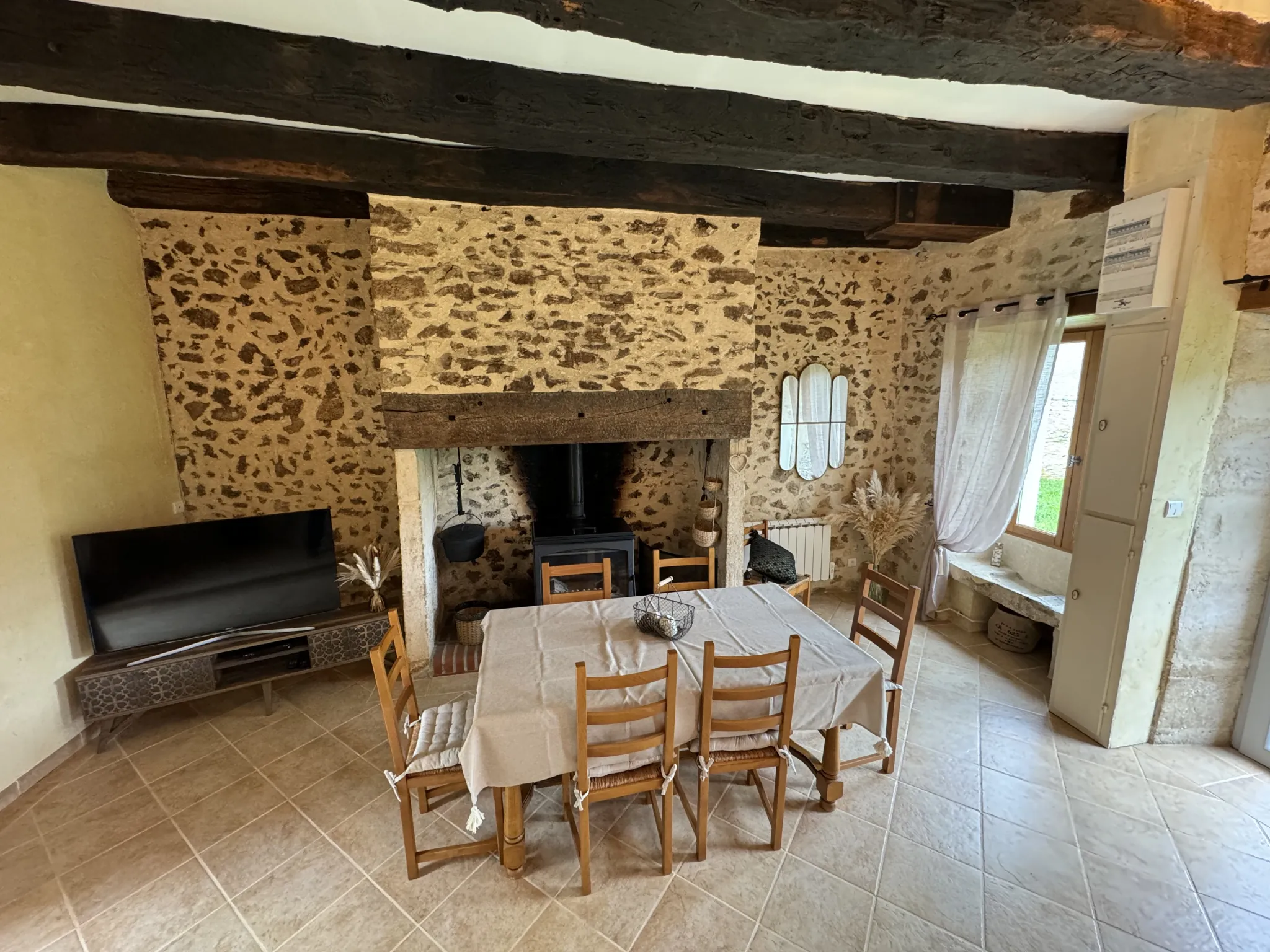 A vendre gîte rénové avec jardin à Limeyrat, Dordogne, proche sites touristiques 