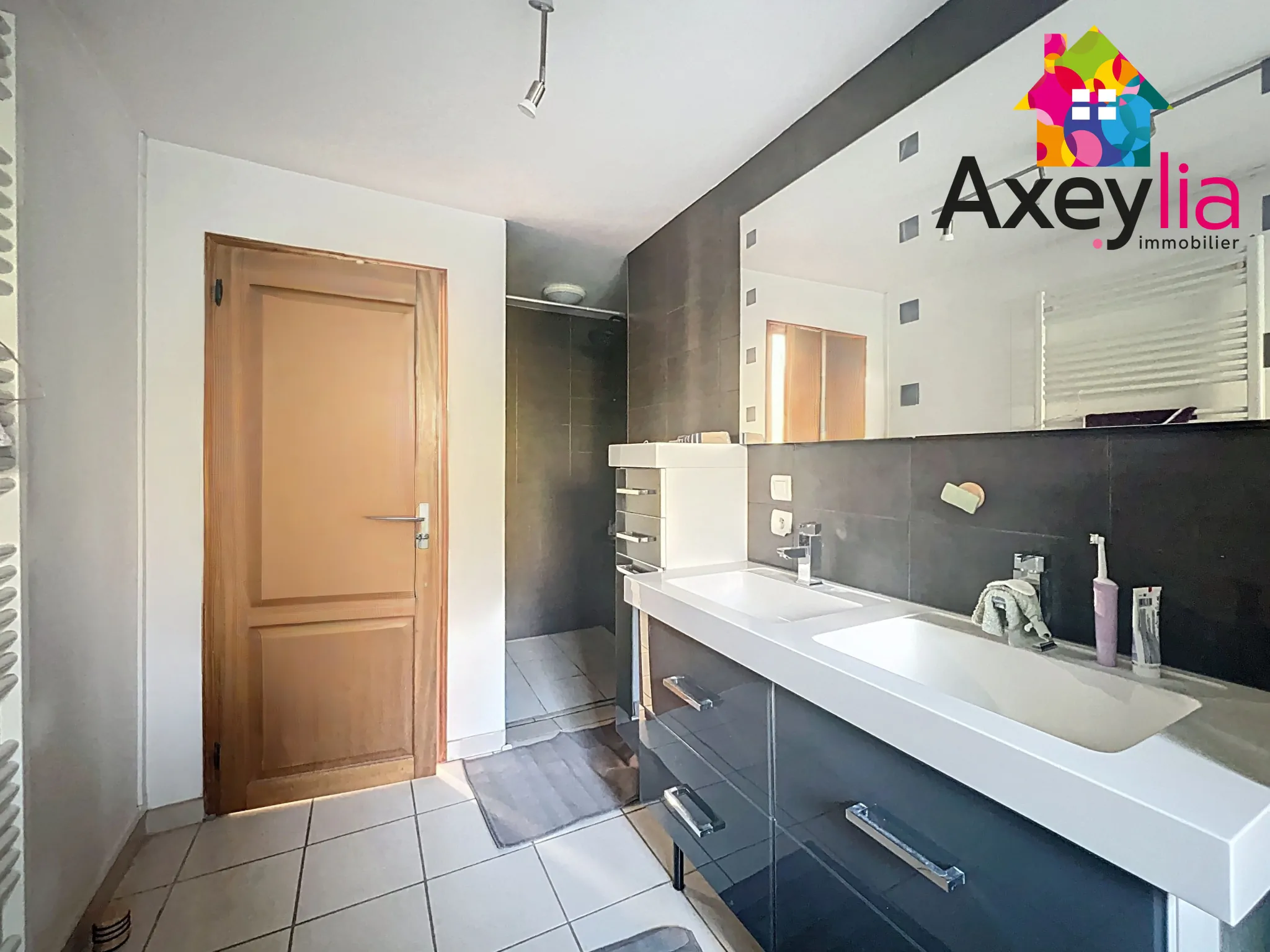 Belle maison de 268 m² avec 5 chambres à Iguerande, calme et espace 