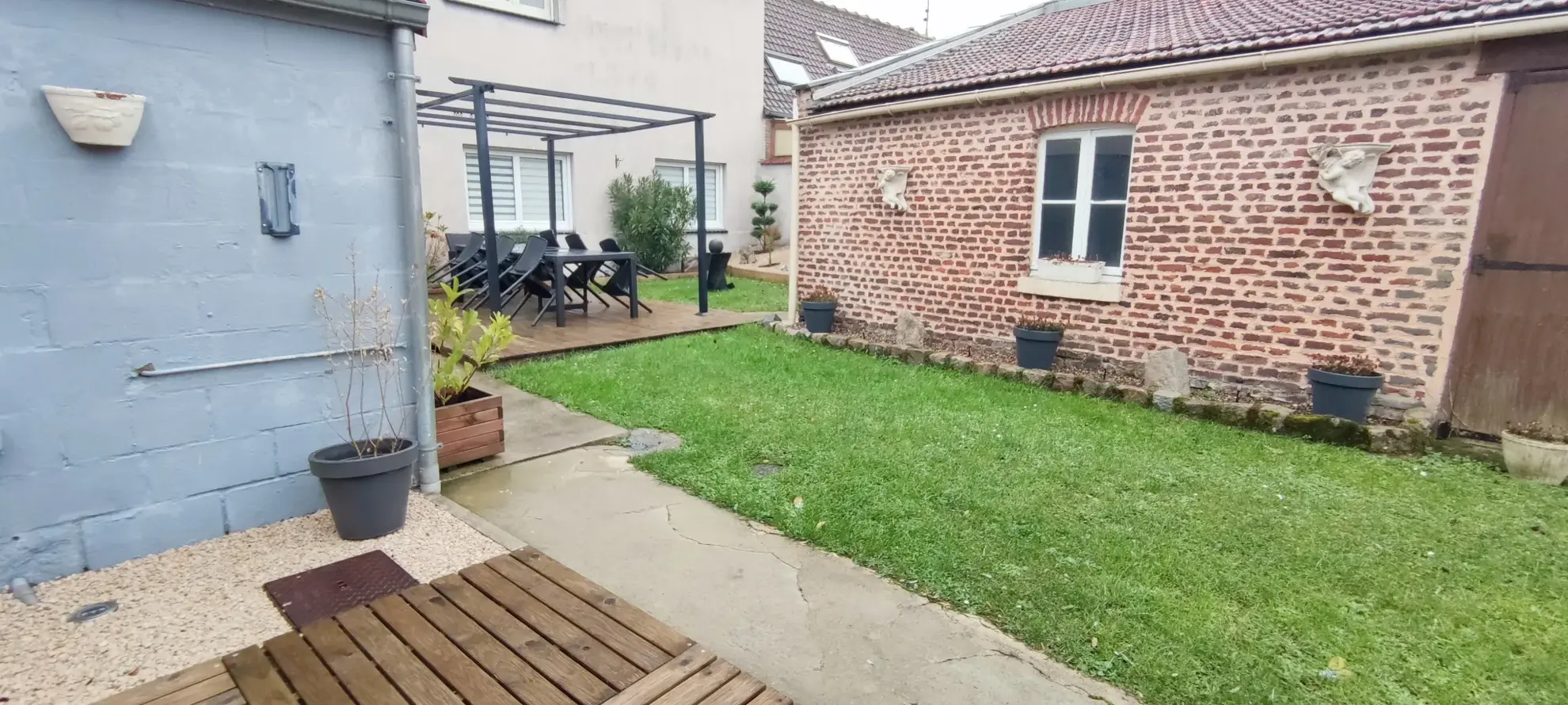 Maison de 140 m² avec jardin et local commercial à Courchelettes