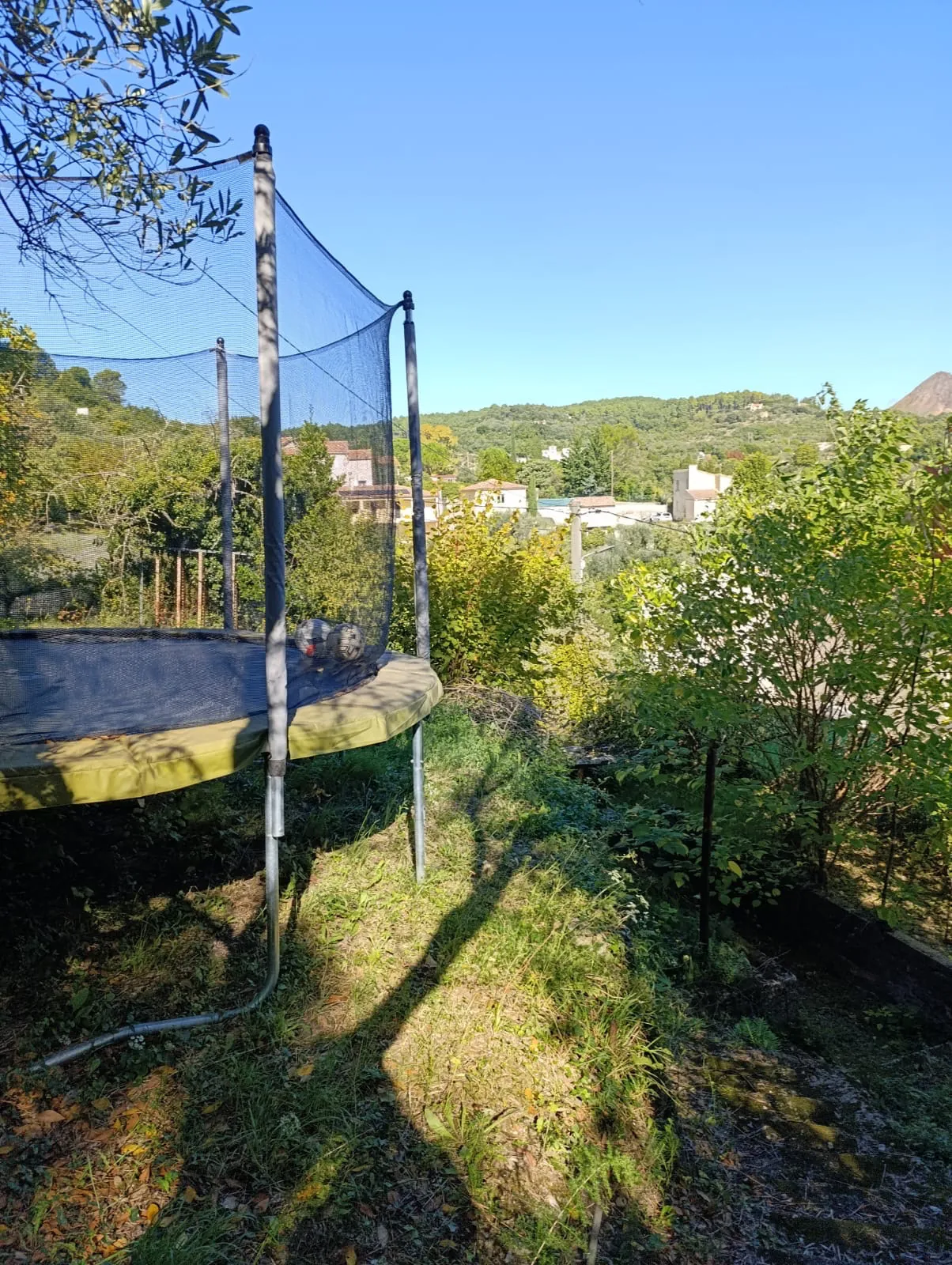 Maison bohème avec vue panoramique à Alès - Terrain de 3513 m², potentiel gîte, idéal pour vie sereine et projets nature 