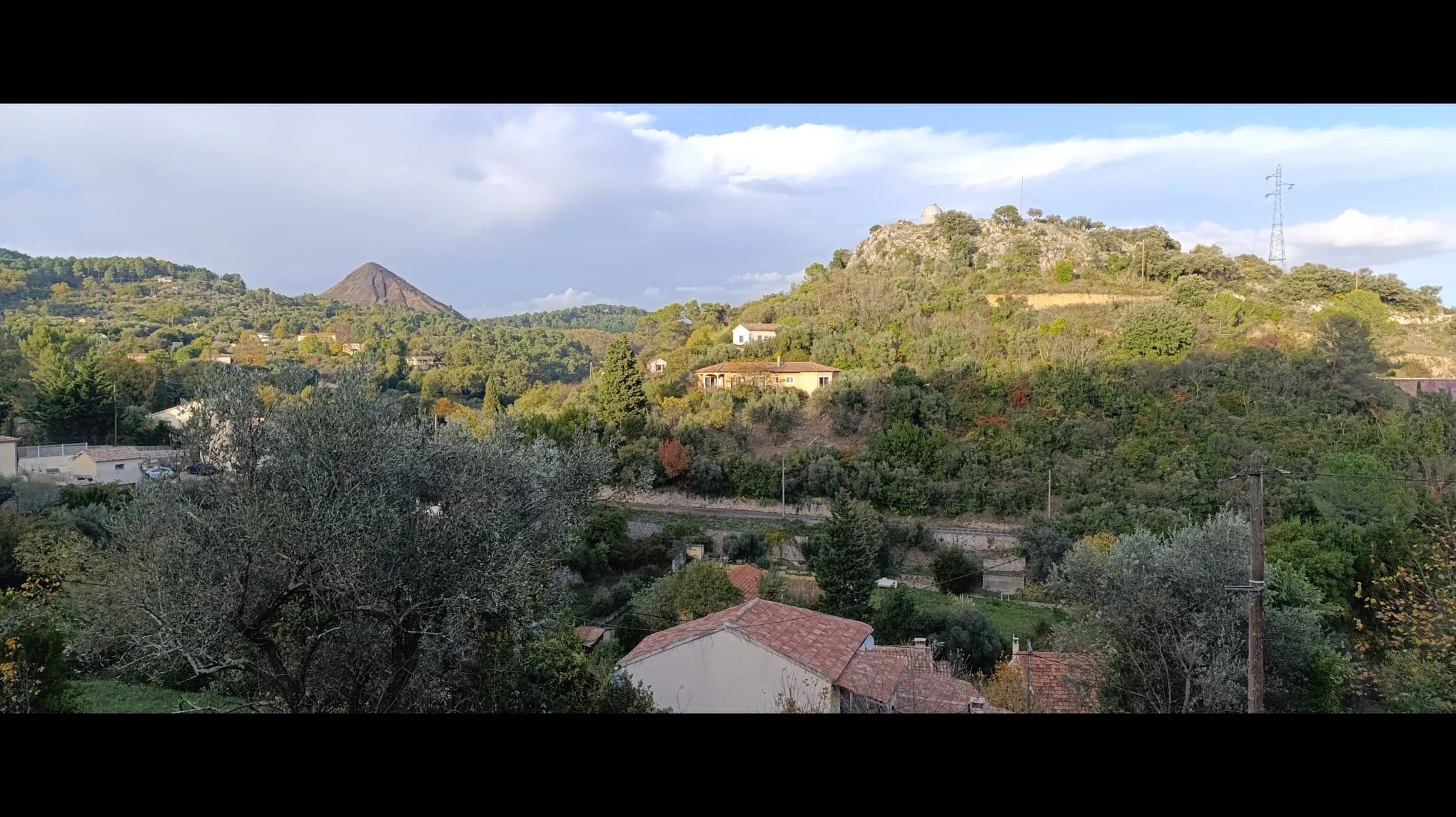 Maison bohème avec vue panoramique à Alès - Terrain de 3513 m², potentiel gîte, idéal pour vie sereine et projets nature 